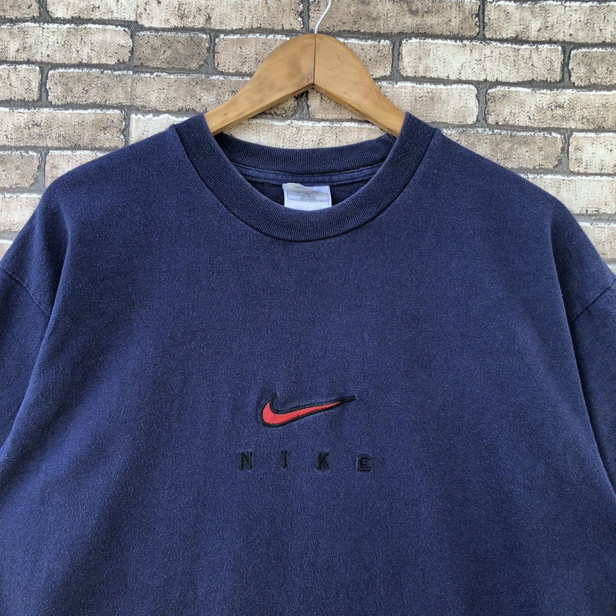 Nike Vintage 90 Nike Small Centre Logo Swoosh Tshirt Size US L / EU 52-54 / 3 - 3 Thumbnail