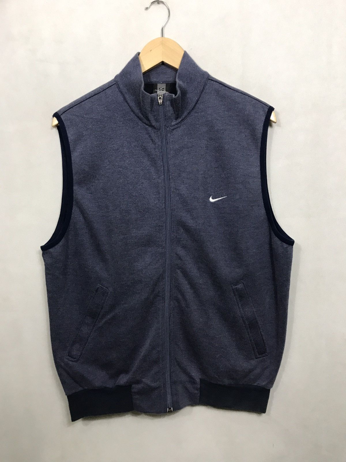 Nike downtown 550 vest hotsell