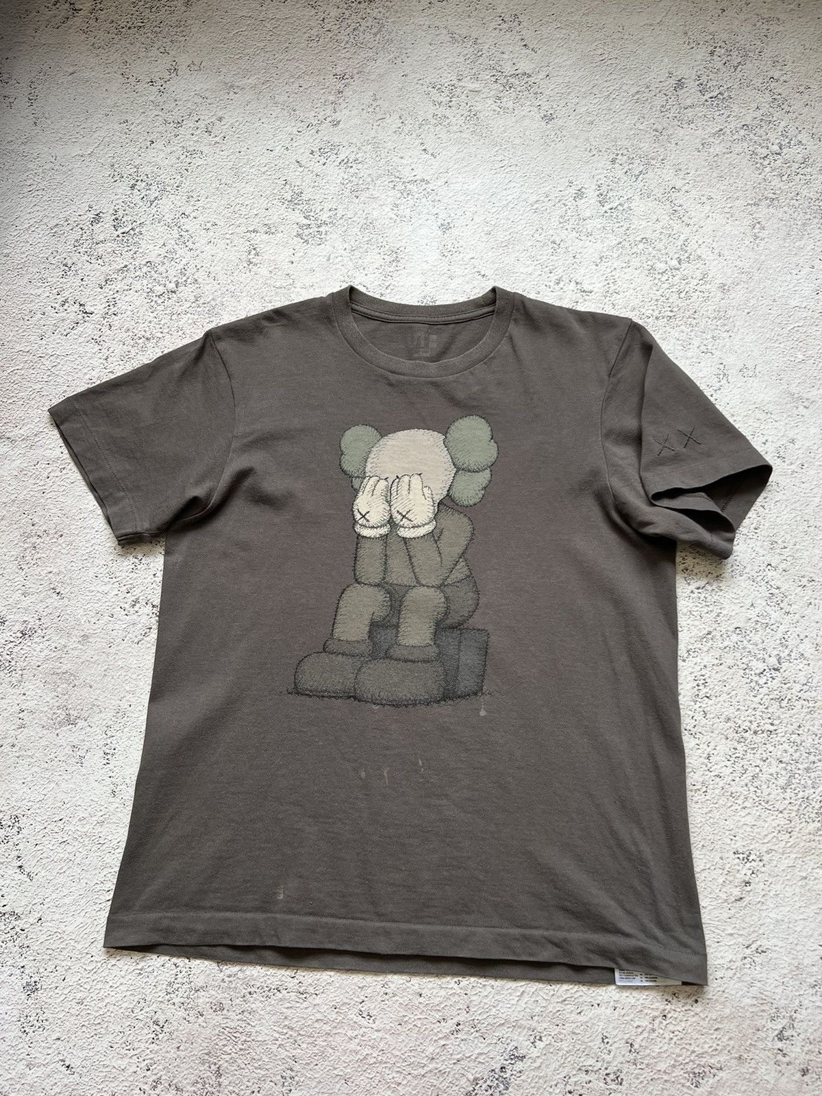 Kaws × Uniqlo KAWS x Uniqlo Faded Brown Tee Shirt Size US S / EU 44-46 / 1 - 1 Thumbnail