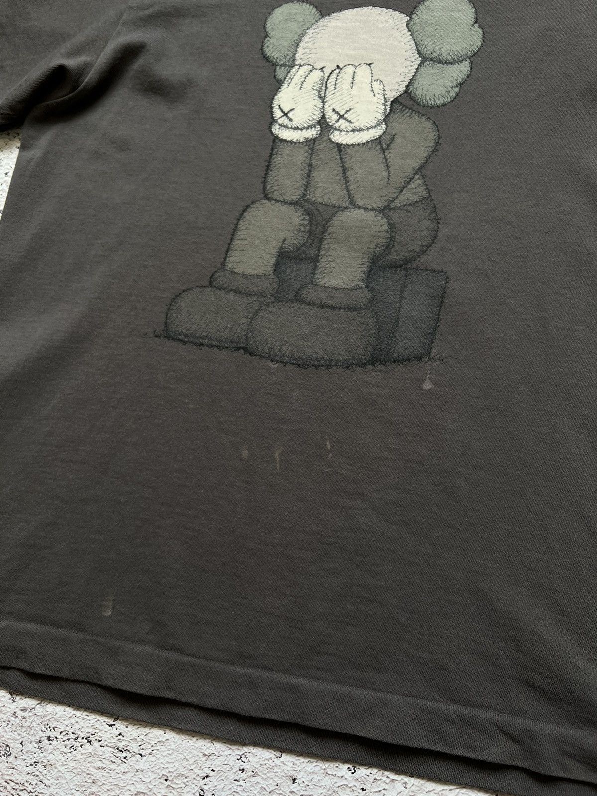Kaws × Uniqlo KAWS x Uniqlo Faded Brown Tee Shirt Size US S / EU 44-46 / 1 - 5 Thumbnail