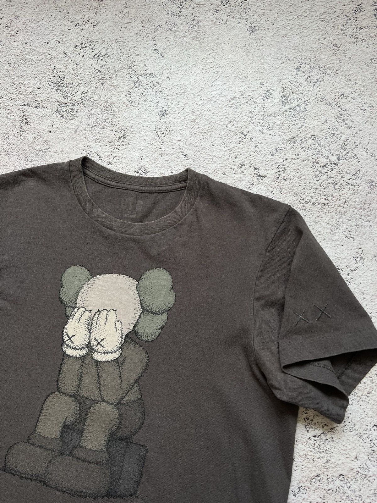 Kaws × Uniqlo KAWS x Uniqlo Faded Brown Tee Shirt Size US S / EU 44-46 / 1 - 2 Thumbnail