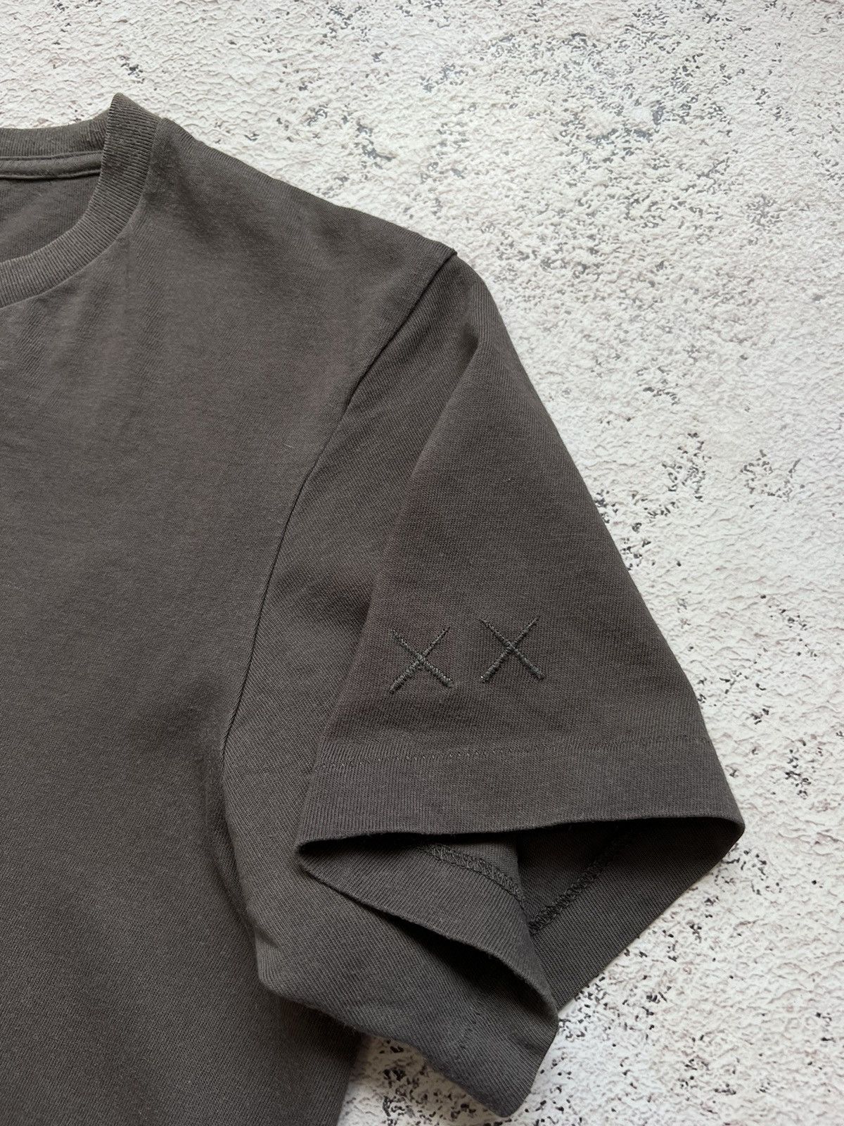 Kaws × Uniqlo KAWS x Uniqlo Faded Brown Tee Shirt Size US S / EU 44-46 / 1 - 4 Thumbnail