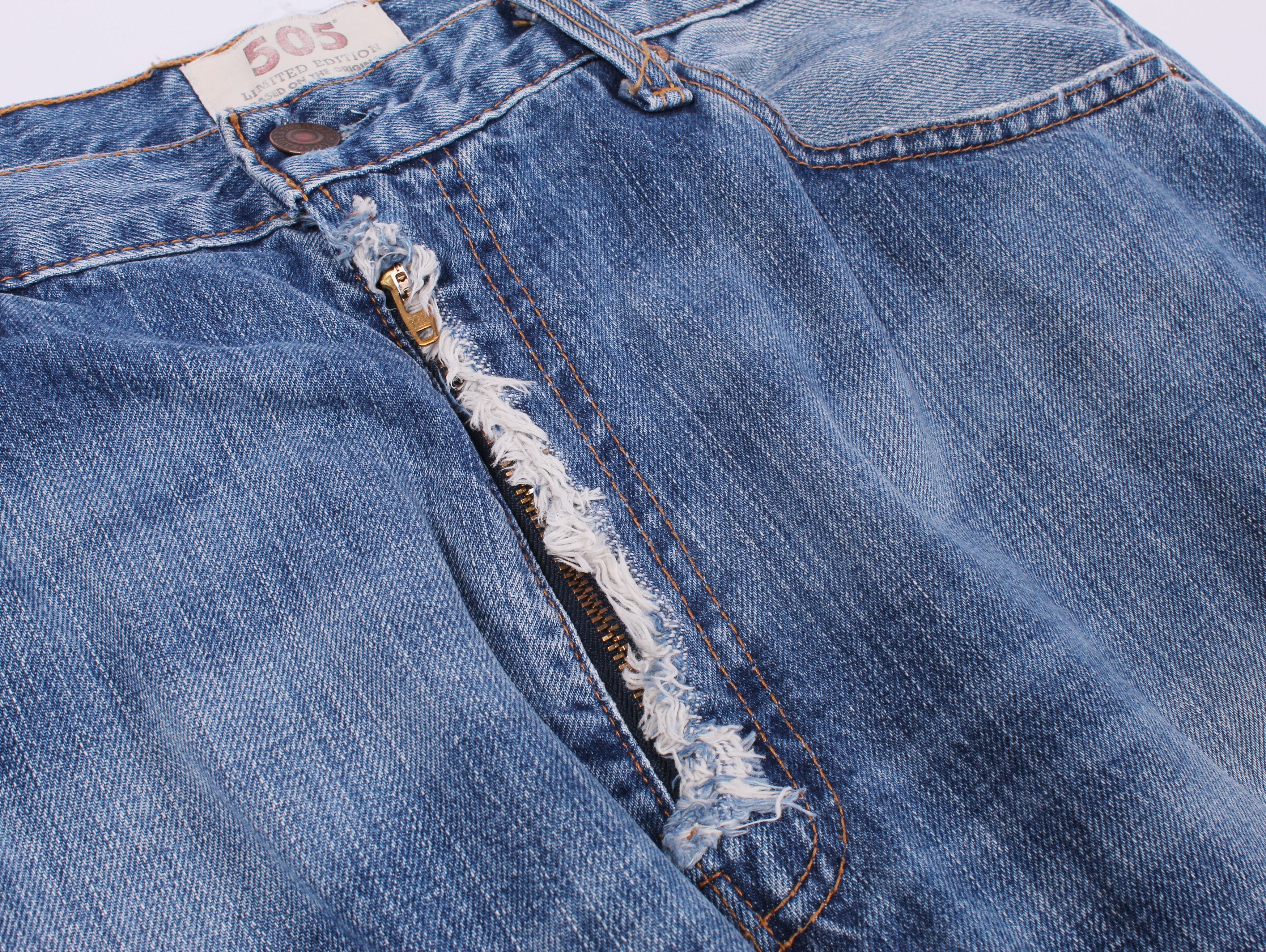 Levi's Vintage 00's LEVI'S 505 Limited Edition Distressed Jeans Size US 34 / EU 50 - 3 Thumbnail