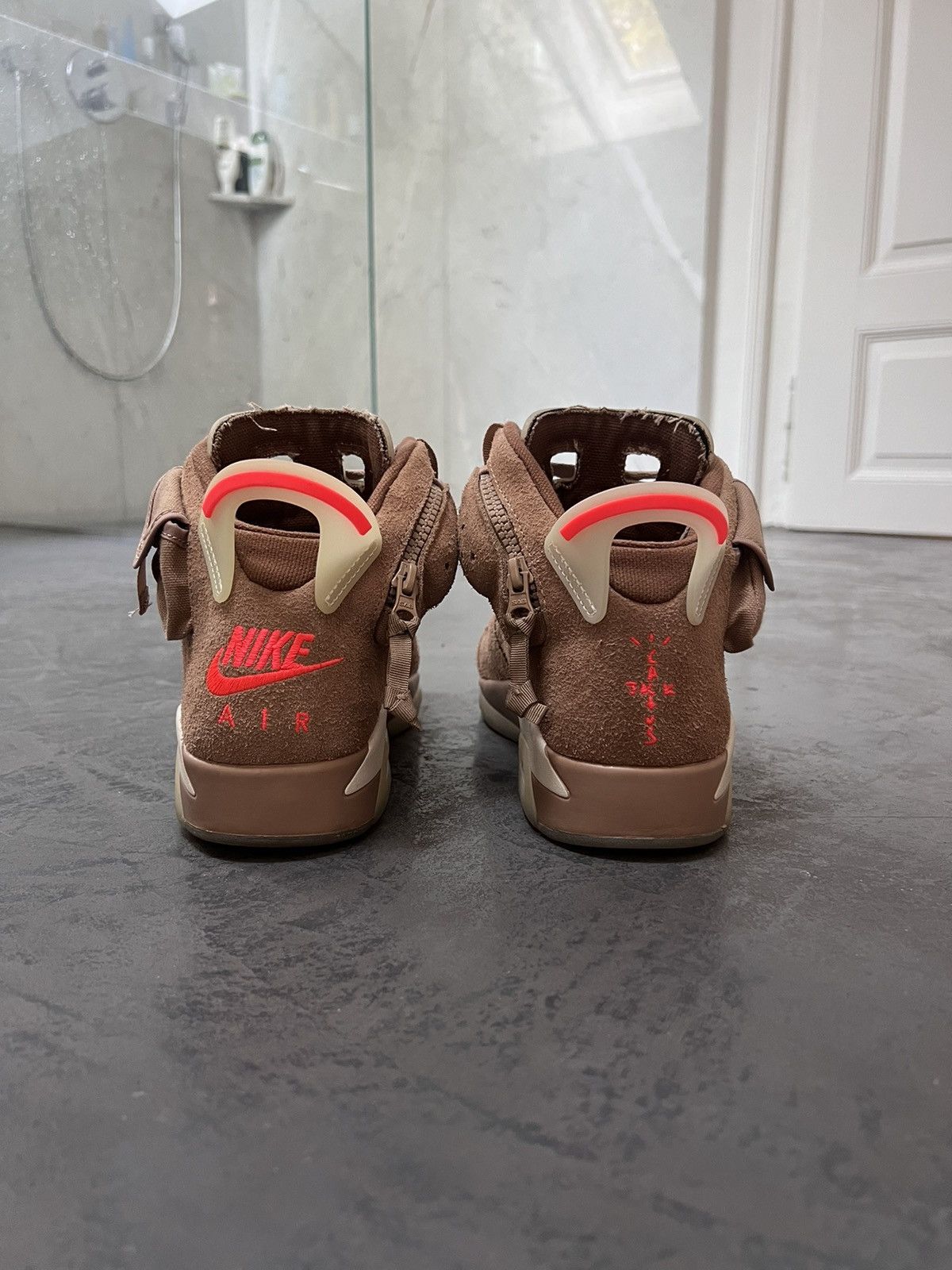 Jordan Brand × Travis Scott Jordan 6 Retro Travis Scott British Khaki Size US 8.5 / EU 41-42 - 6 Thumbnail