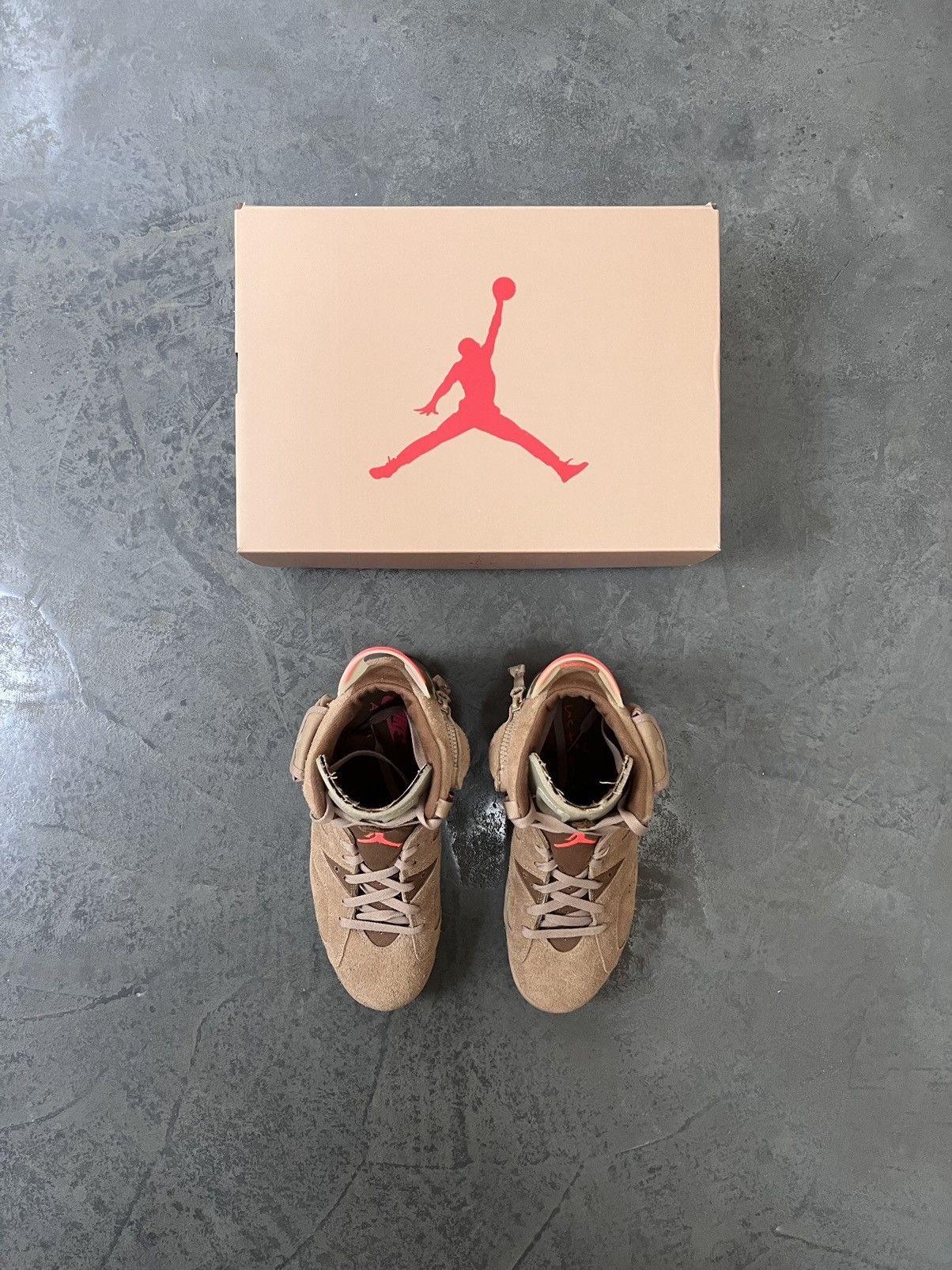 Jordan Brand × Travis Scott Jordan 6 Retro Travis Scott British Khaki Size US 8.5 / EU 41-42 - 2 Thumbnail