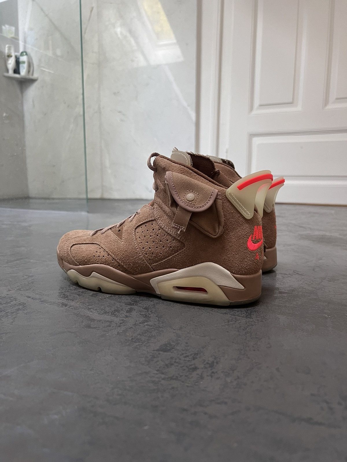 Jordan Brand × Travis Scott Jordan 6 Retro Travis Scott British Khaki Size US 8.5 / EU 41-42 - 7 Thumbnail