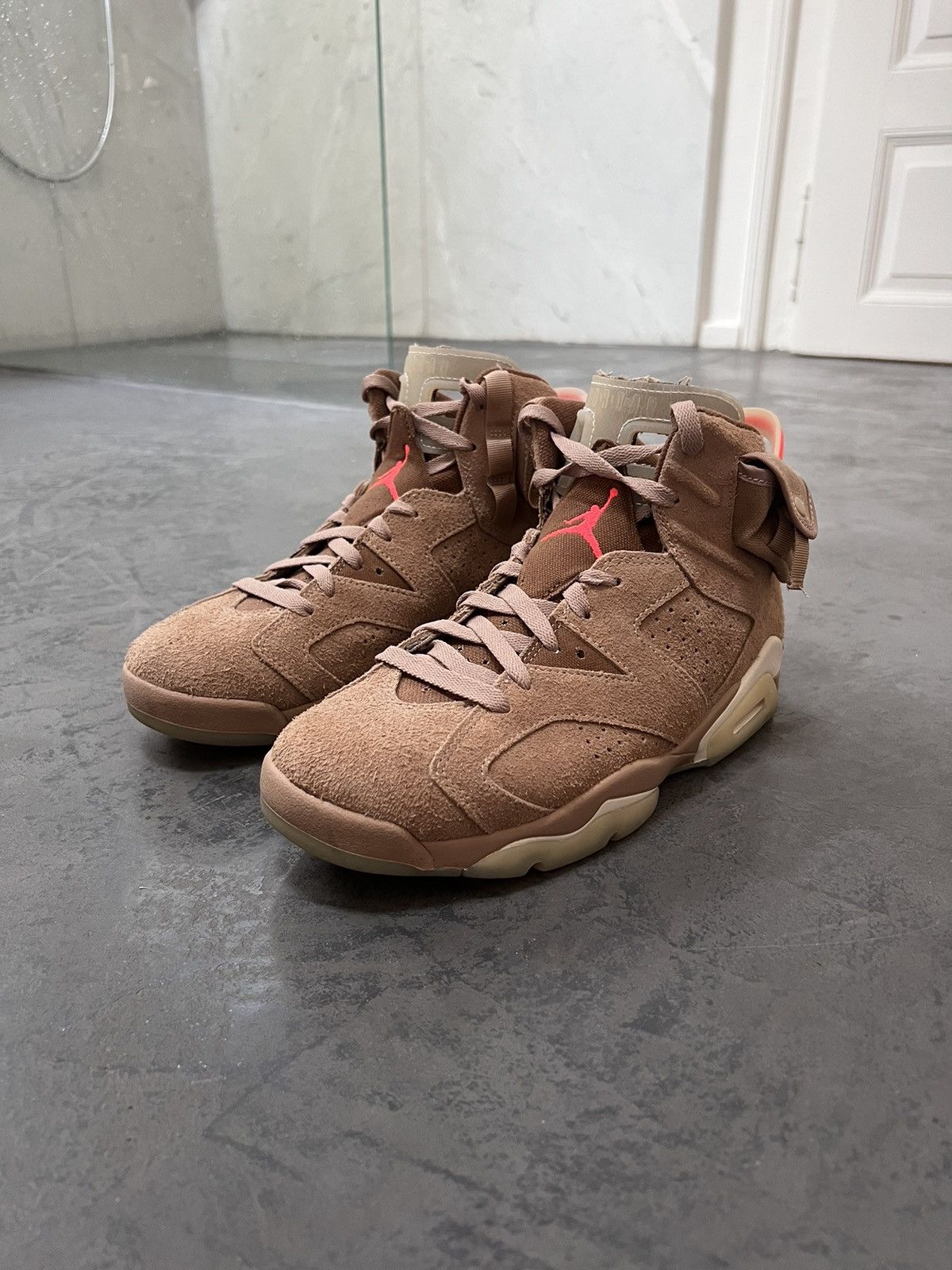 Jordan Brand × Travis Scott Jordan 6 Retro Travis Scott British Khaki Size US 8.5 / EU 41-42 - 4 Thumbnail