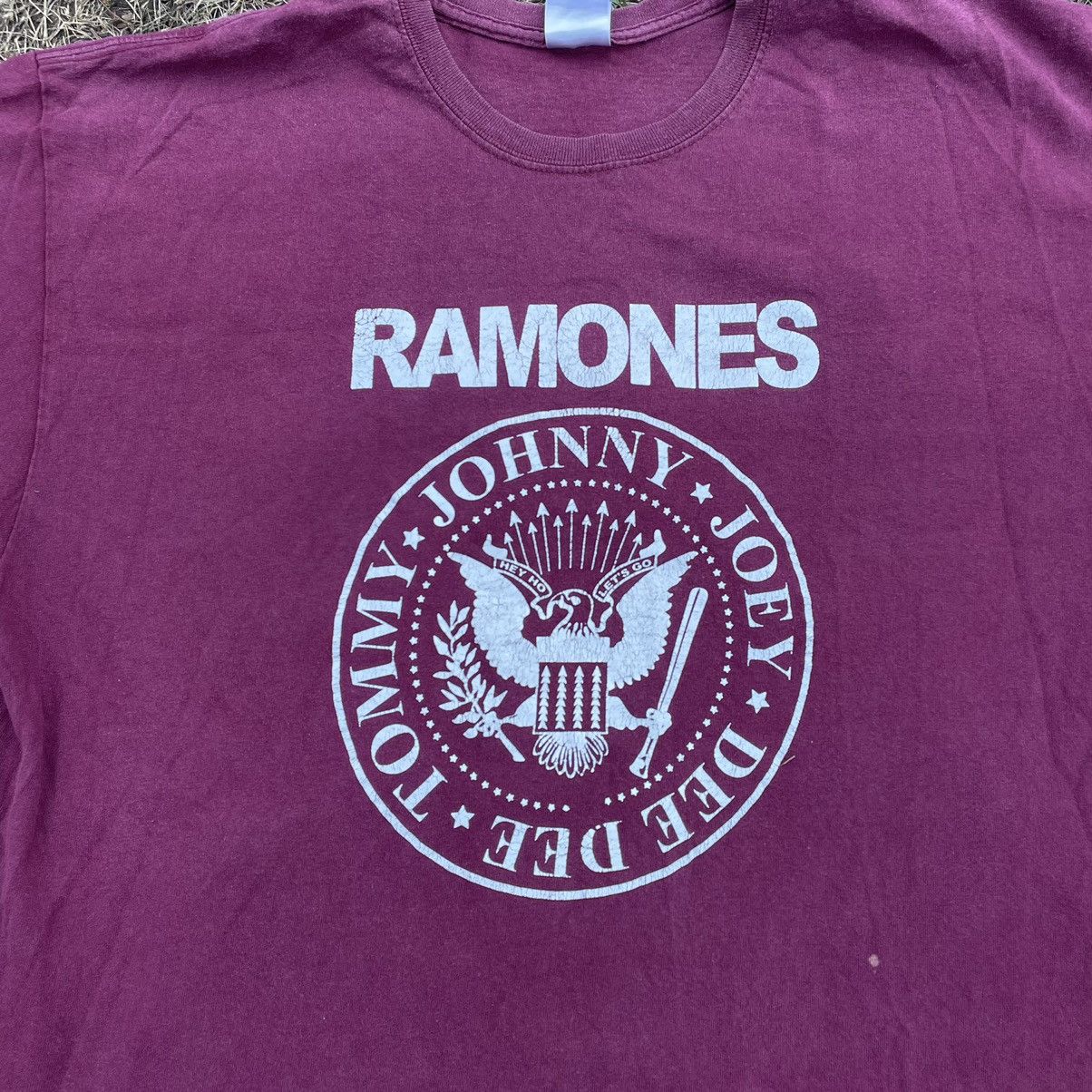 Vintage Vintage 90s Ramones Graphic Band Tee Faded Purple Grunge L Size US L / EU 52-54 / 3 - 4 Thumbnail