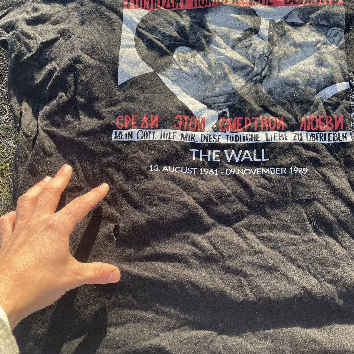 Vintage Vintage 90s Berlin Graphic Tee Sun Faded Grunge Dark Boxy M Size US M / EU 48-50 / 2 - 4 Thumbnail