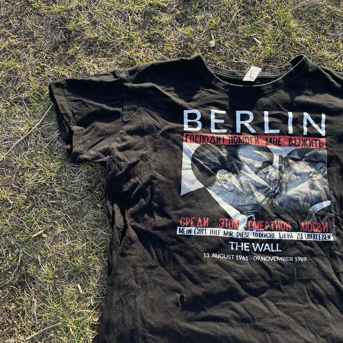 Vintage Vintage 90s Berlin Graphic Tee Sun Faded Grunge Dark Boxy M Size US M / EU 48-50 / 2 - 2 Thumbnail