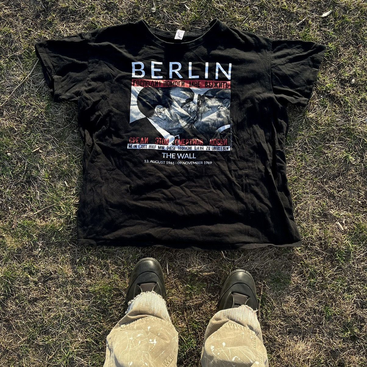 Vintage Vintage 90s Berlin Graphic Tee Sun Faded Grunge Dark Boxy M Size US M / EU 48-50 / 2 - 1 Thumbnail