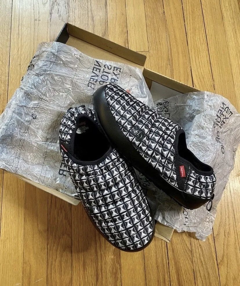 Supreme north face slippers online