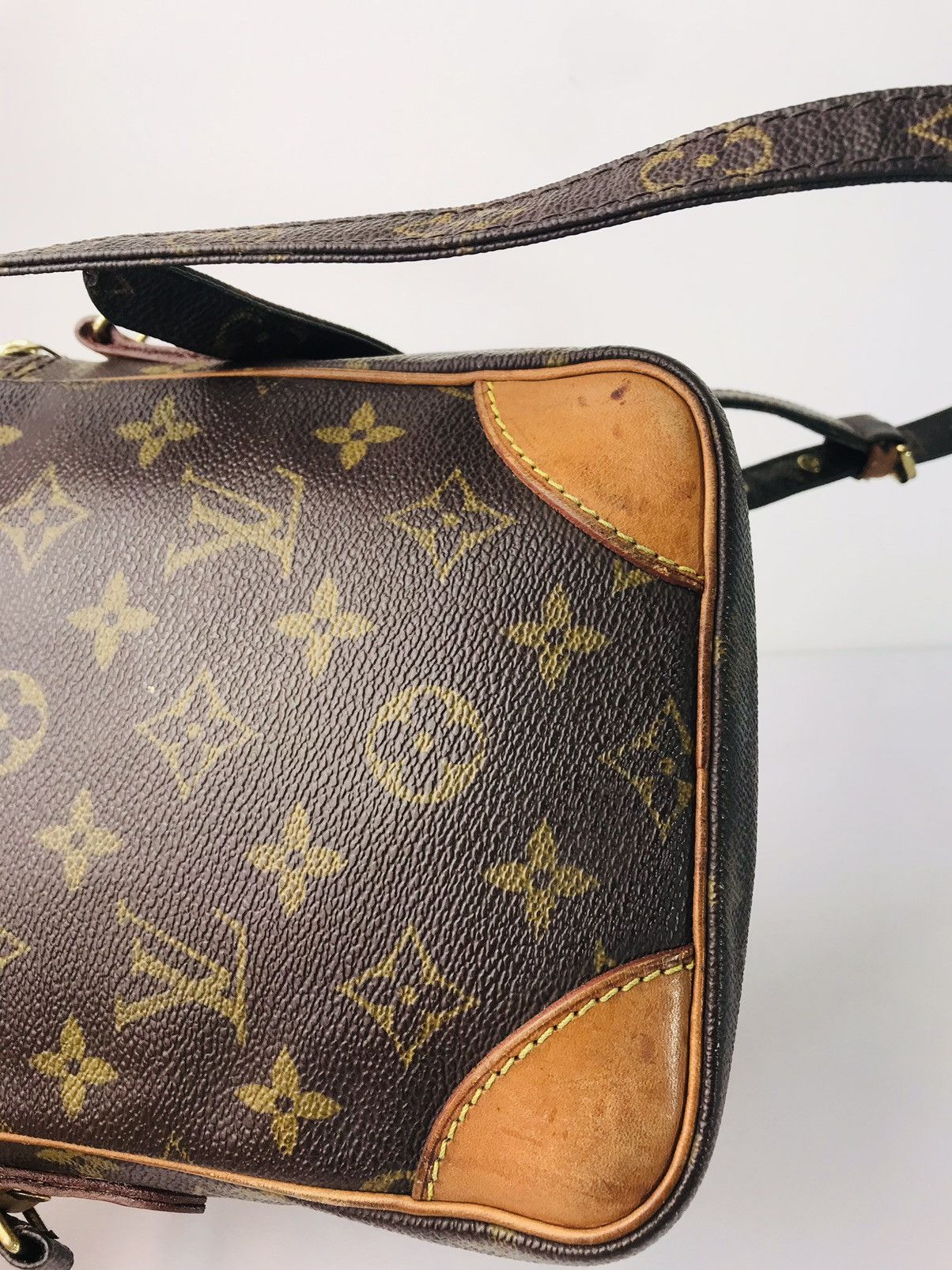 Louis Vuitton Authentic Louis Vuitton Amazon Crossbody bag #682 Size ONE SIZE - 7 Thumbnail