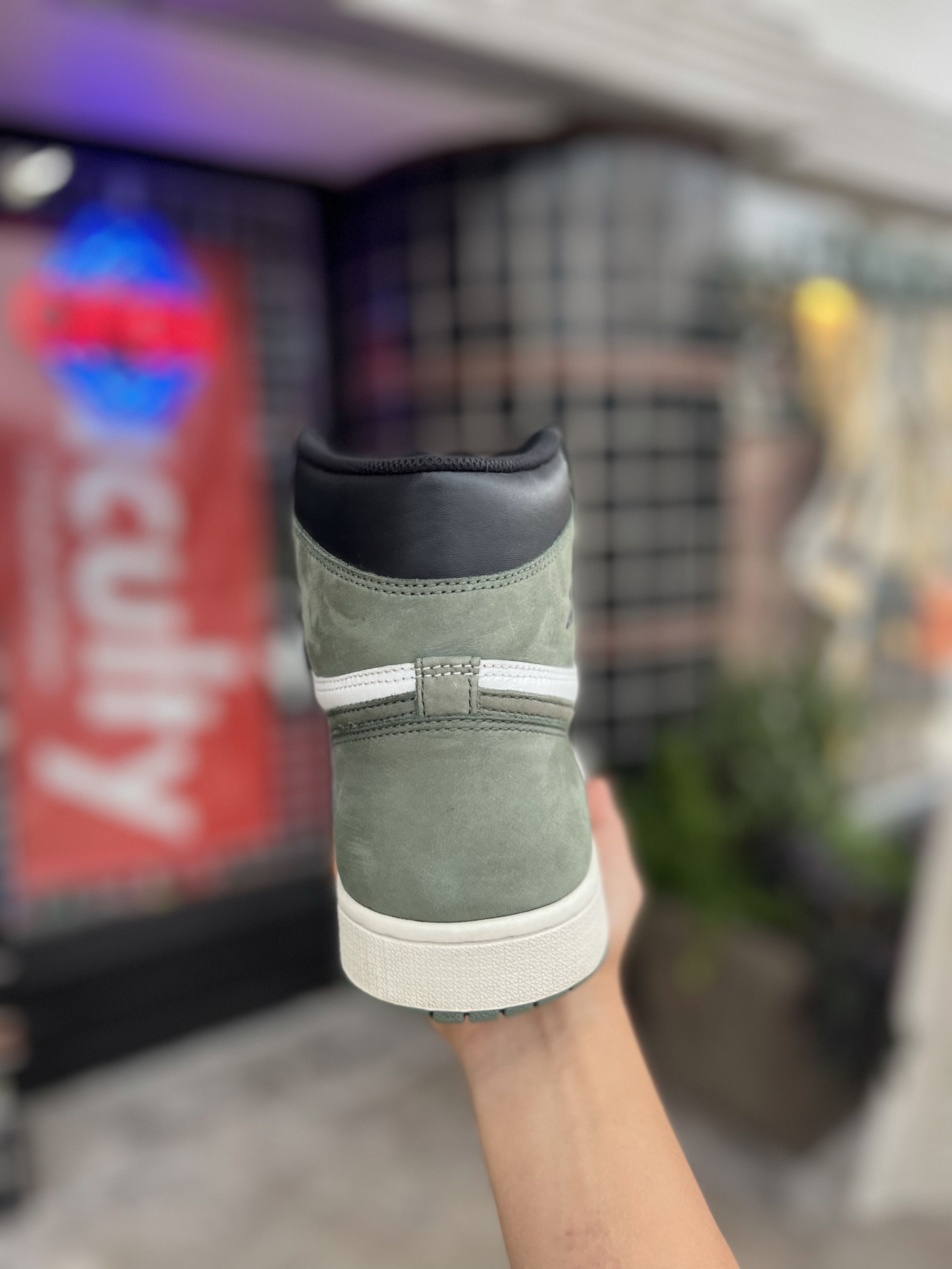 Jordan Brand Jordan 1 Clay Green sz. 13 Size US 13 / EU 46 - 8 Thumbnail