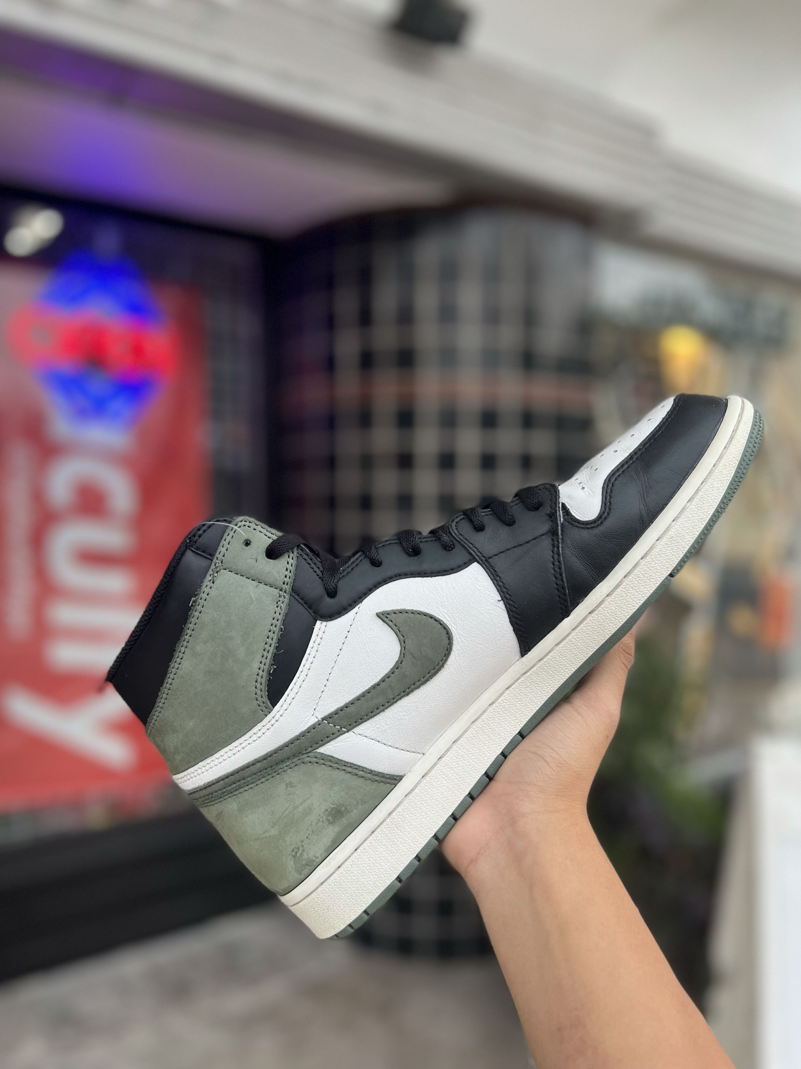 Jordan Brand Jordan 1 Clay Green sz. 13 Size US 13 / EU 46 - 3 Thumbnail