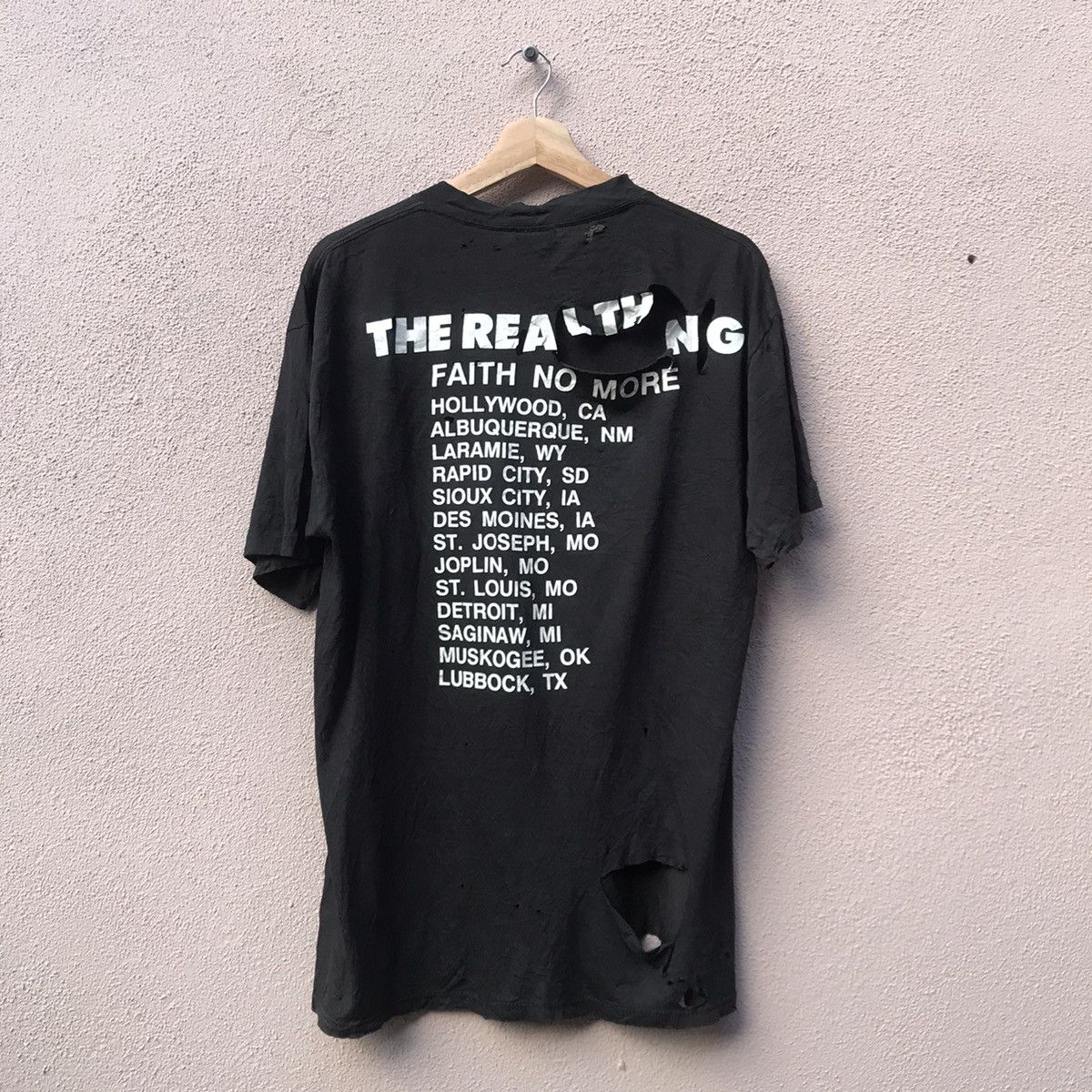 Vintage Vintage 1989 Faith No More Trashed distressed destroy shirt Size US L / EU 52-54 / 3 - 8 Thumbnail