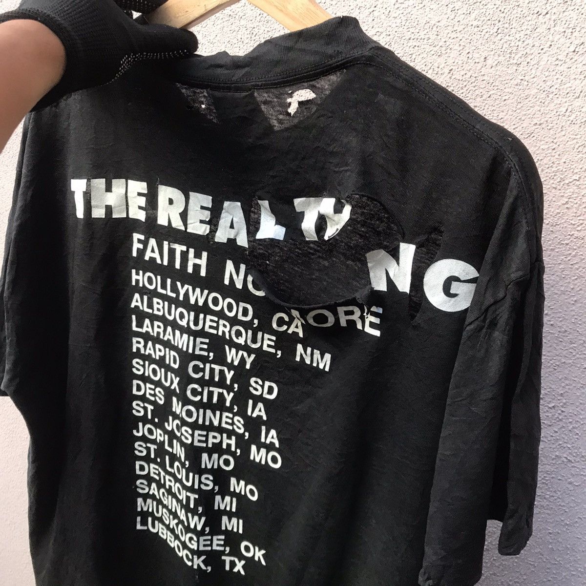 Vintage Vintage 1989 Faith No More Trashed distressed destroy shirt Size US L / EU 52-54 / 3 - 12 Thumbnail