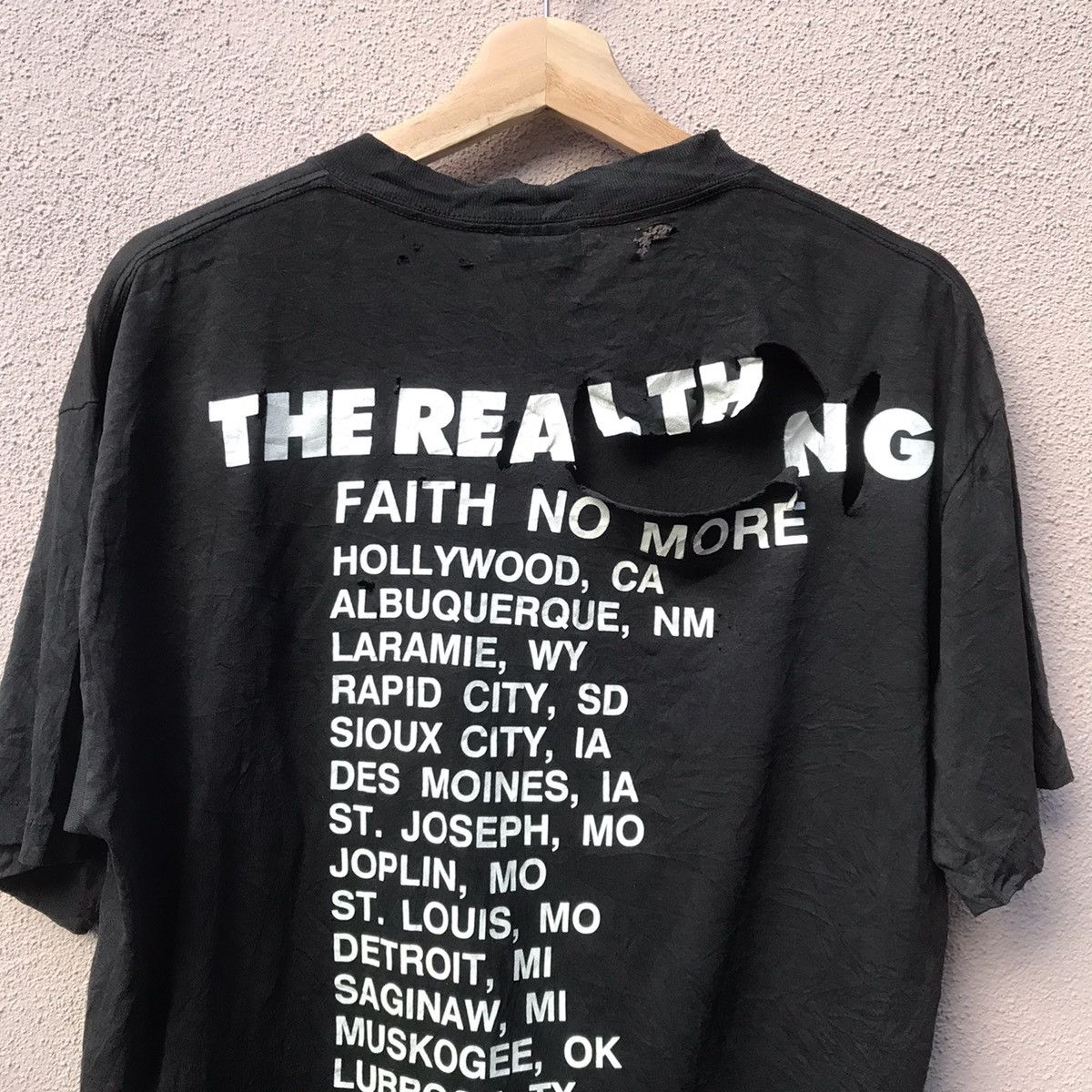 Vintage Vintage 1989 Faith No More Trashed distressed destroy shirt Size US L / EU 52-54 / 3 - 10 Thumbnail