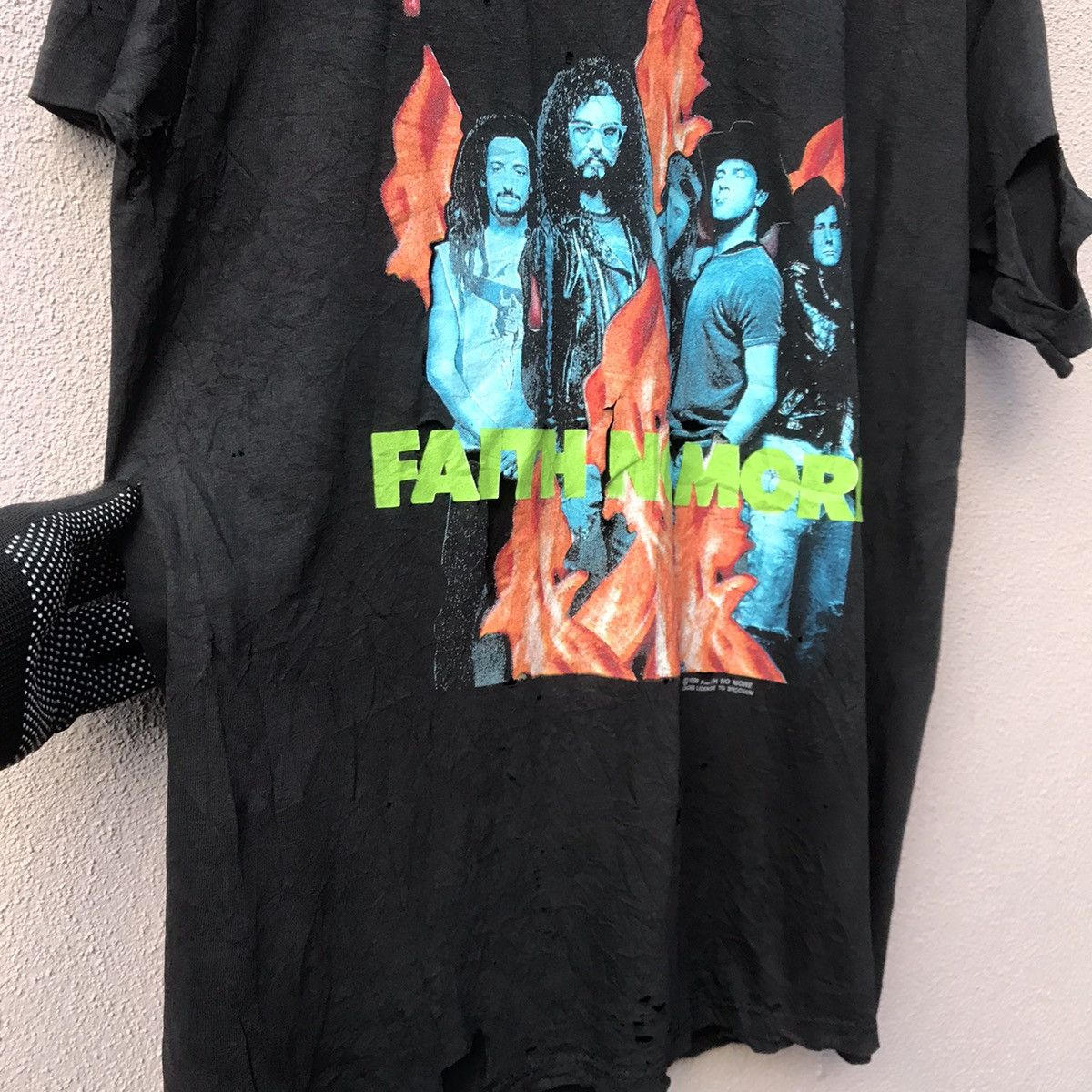 Vintage Vintage 1989 Faith No More Trashed distressed destroy shirt Size US L / EU 52-54 / 3 - 5 Thumbnail