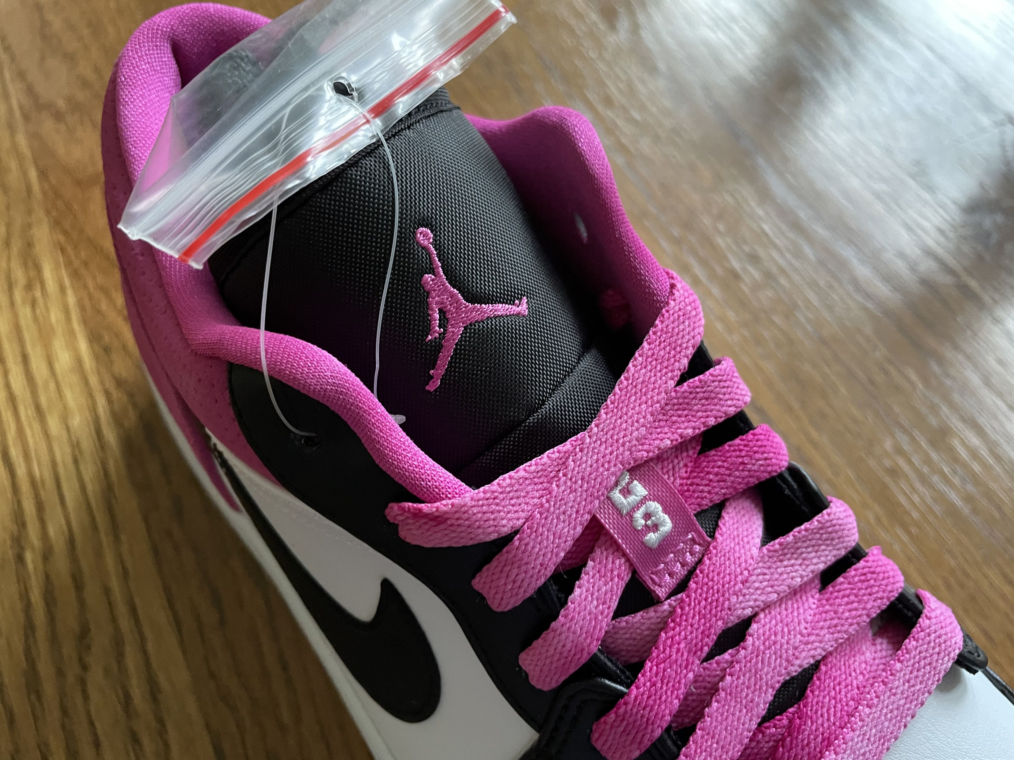 Jordan Brand 10.5 SHIPS FAST Jordan 1 Low Fuchsia Pink White Toe OG SE Size US 10.5 / EU 43-44 - 8 Thumbnail
