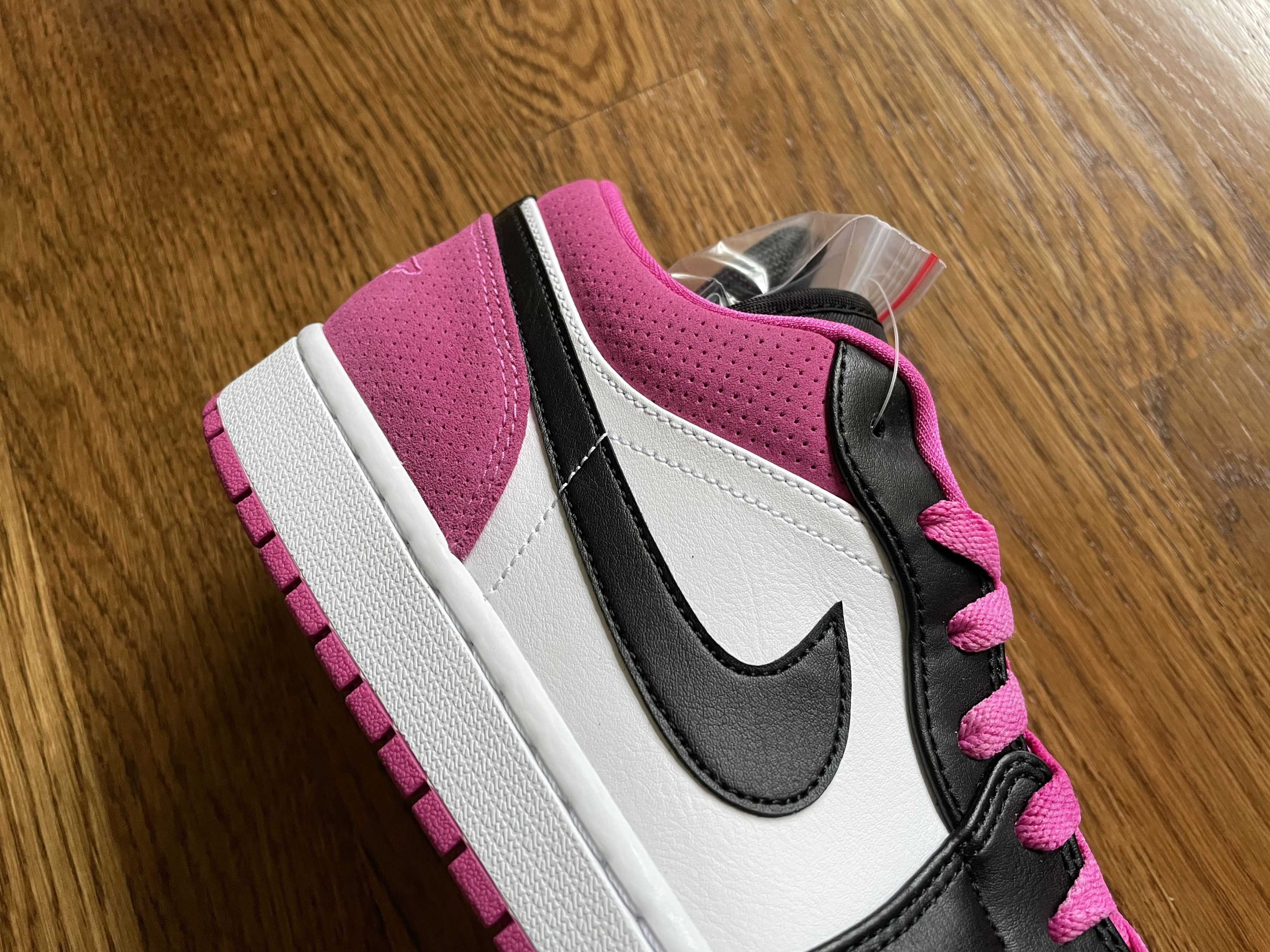 Jordan Brand 10.5 SHIPS FAST Jordan 1 Low Fuchsia Pink White Toe OG SE Size US 10.5 / EU 43-44 - 7 Thumbnail