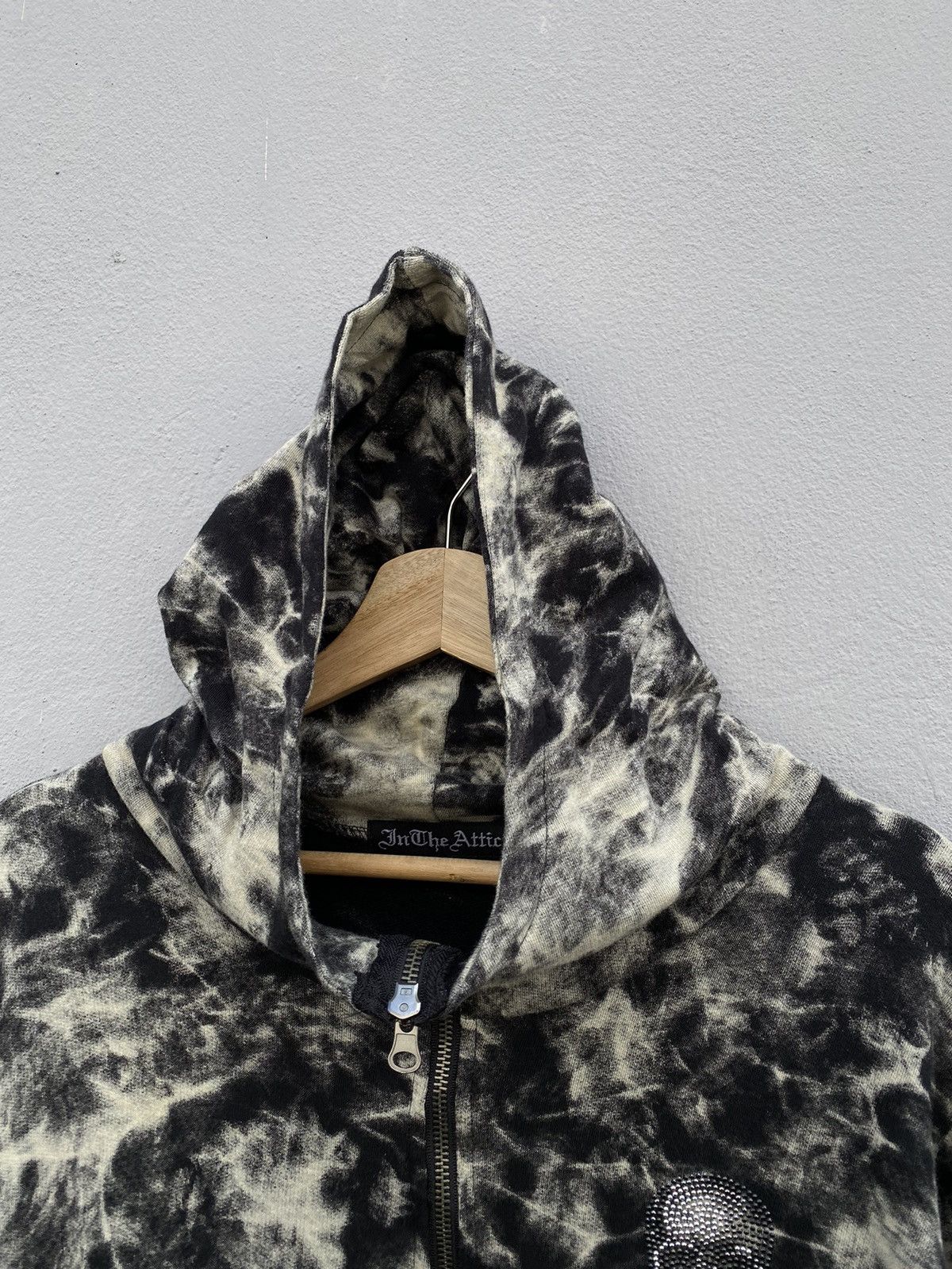 Japanese Brand 🔥RARE🔥 “In the Attic” Skull Crossbone Smoked Hoodie Size US M / EU 48-50 / 2 - 3 Thumbnail