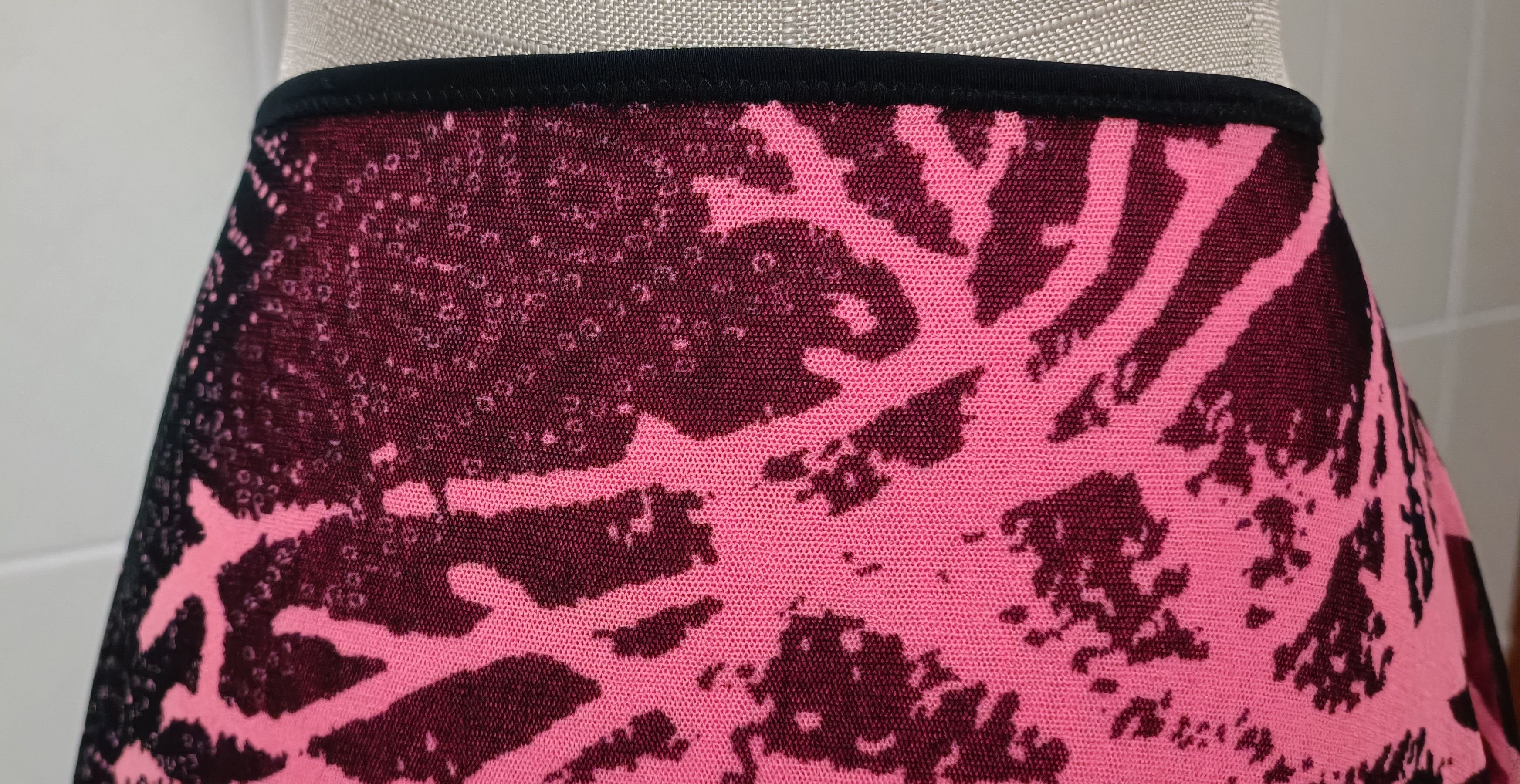 Jean Paul Gaultier Brand new- Skirt in nylon mesh with tribal and reef print Size 28" / US 6 / IT 42 - 22 Thumbnail