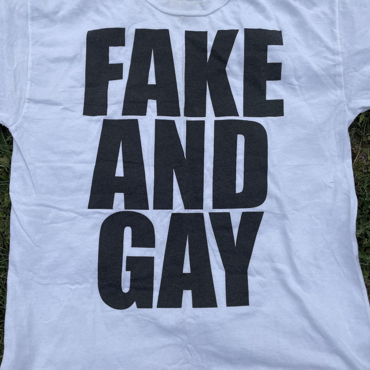 Vintage Vintage 90s Thrashed Fake And Gay Graphic Tee Humor Grunge L Size US L / EU 52-54 / 3 - 4 Thumbnail