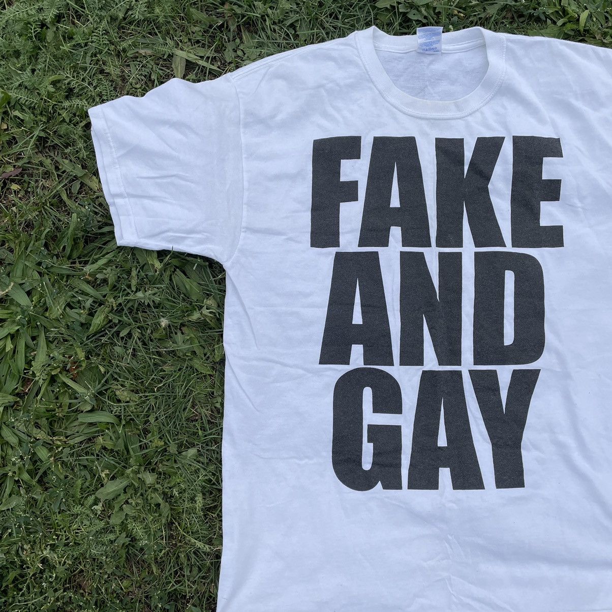 Vintage Vintage 90s Thrashed Fake And Gay Graphic Tee Humor Grunge L Size US L / EU 52-54 / 3 - 3 Thumbnail