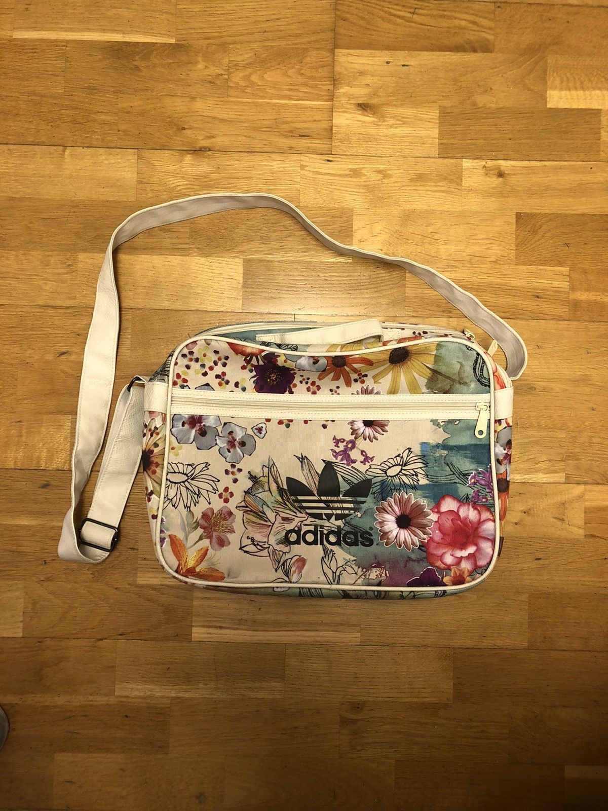 Vintage ADIDAS VINTAGE RARE FLOWER DESIGN OVER THE SHOULDER BAG Size ONE SIZE - 1 Thumbnail