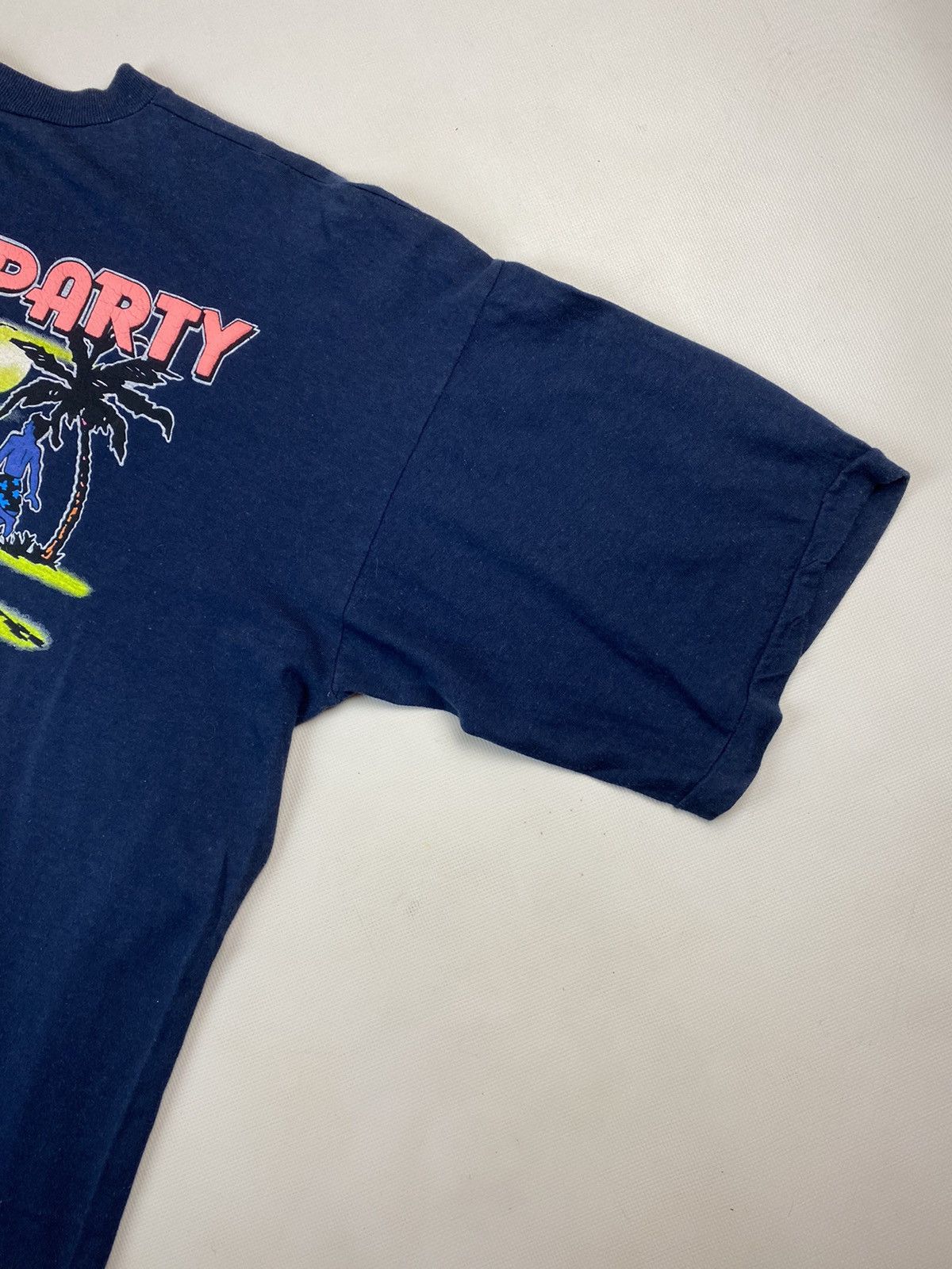 Vintage Vintage Bermuda Triangle 80s Hawaiian Crazy Tee T Shirt Size US XL / EU 56 / 4 - 13 Thumbnail