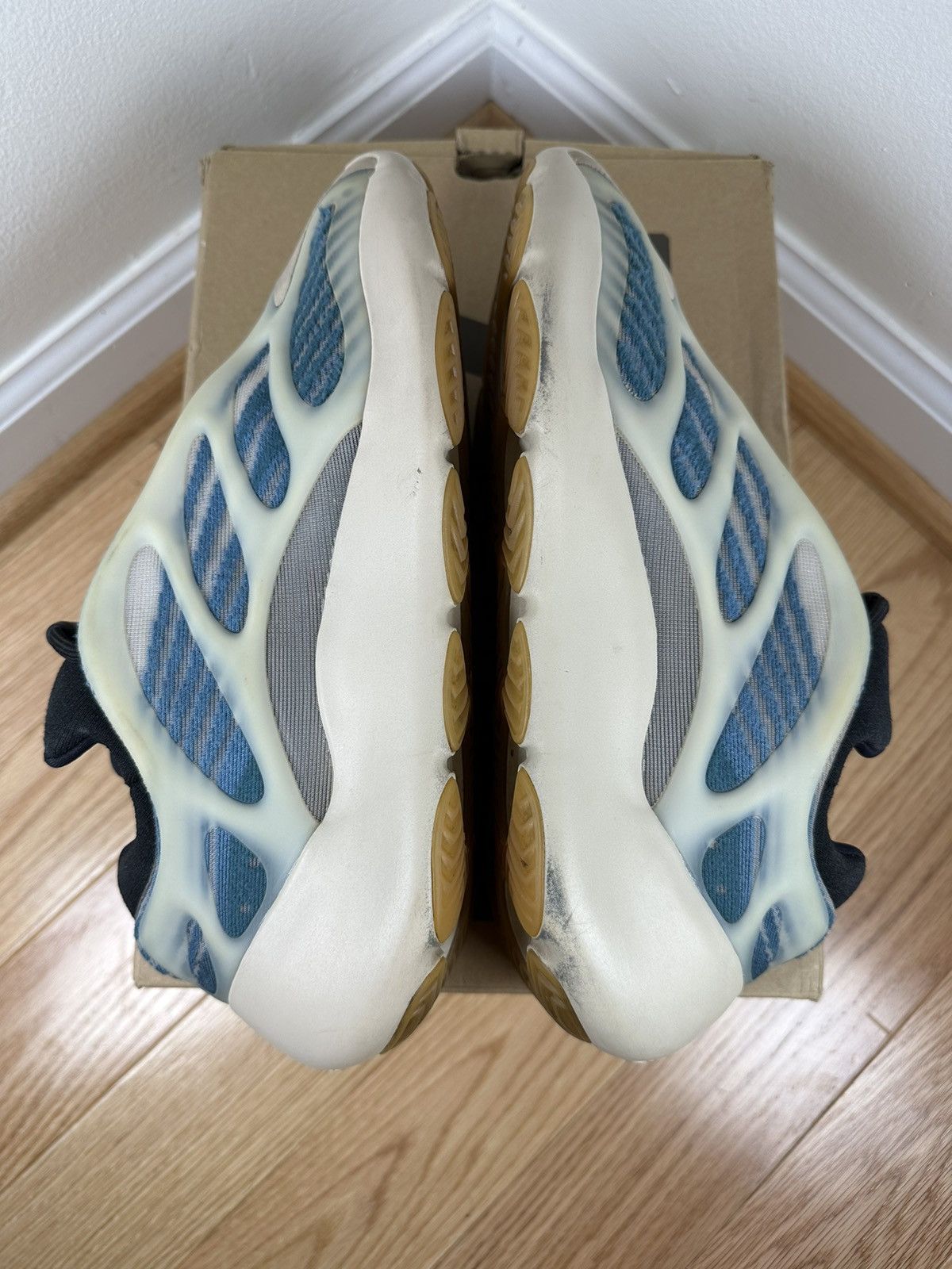 Adidas × Kanye West Adidas Yeezy Boost 700 V3 Kyanite Size US 10 / EU 43 - 6 Thumbnail
