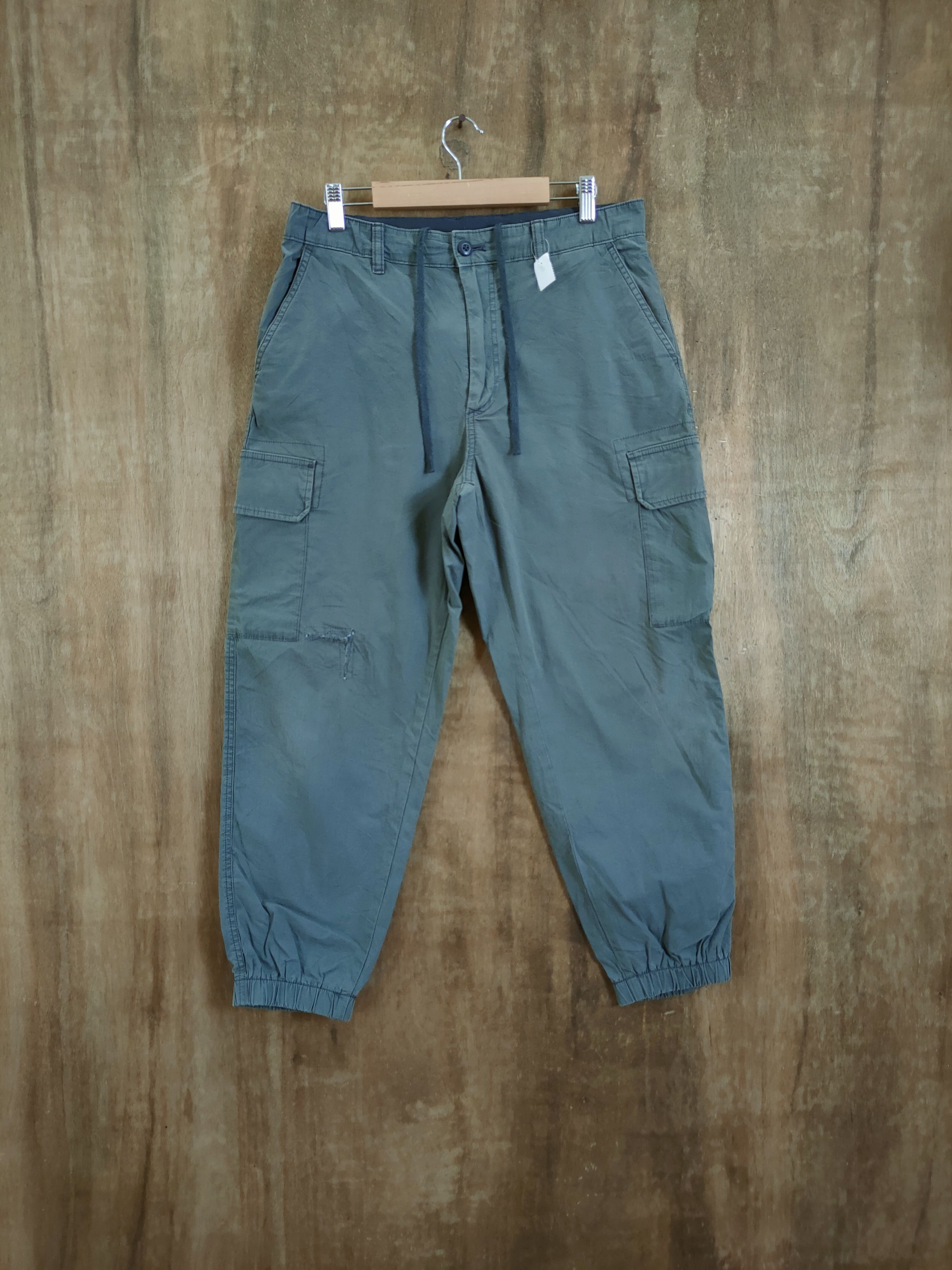 image of Vintage Uniqlo Jogger Tactical Multipocket Cargo Pants 46-859 in Green, Men's (Size 30)