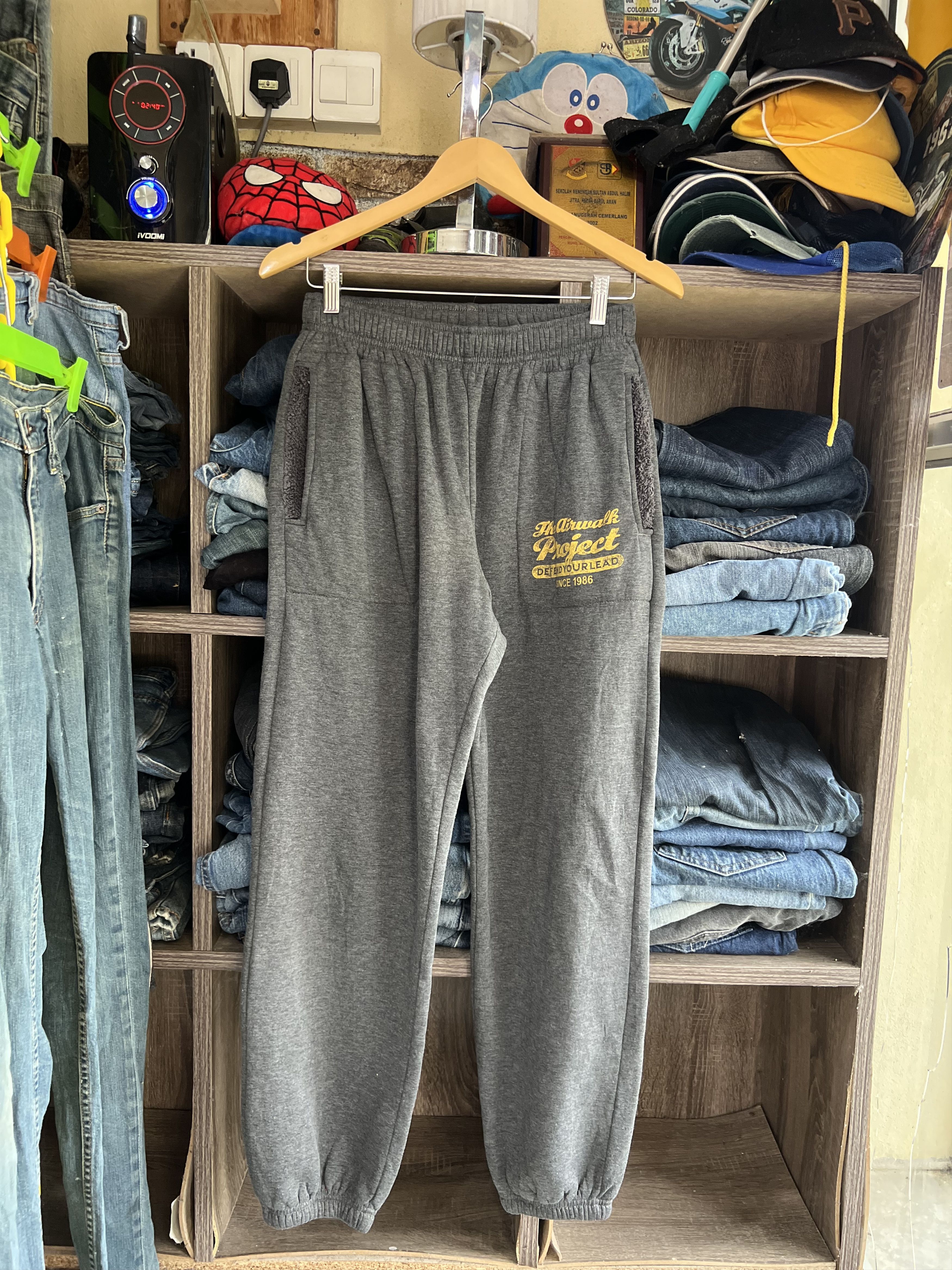Airwalk 🔥Airwalk Faux Fur Sweatpants Jogger Size US 31 - 13 Thumbnail