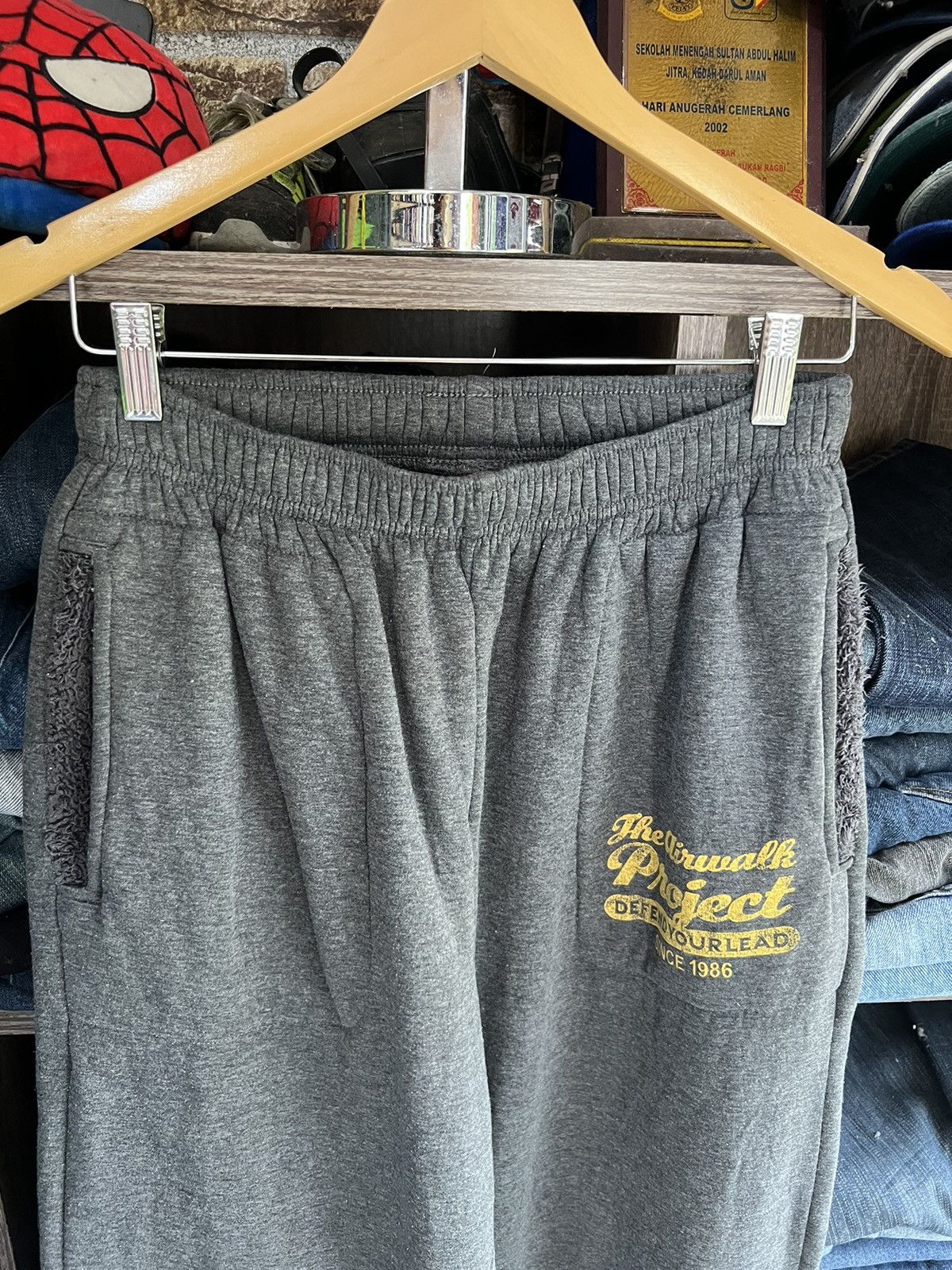 Airwalk 🔥Airwalk Faux Fur Sweatpants Jogger Size US 31 - 7 Thumbnail