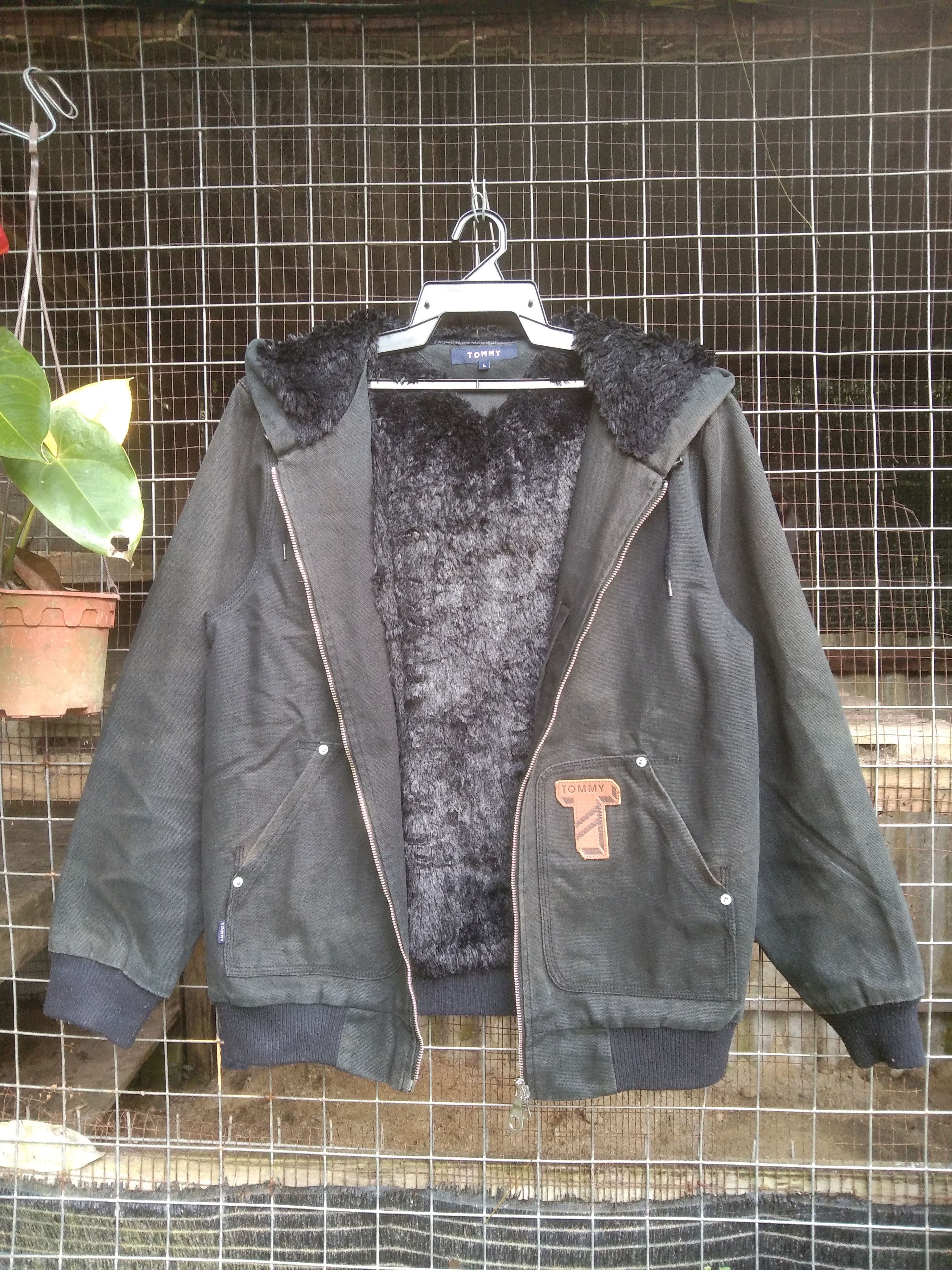 image of Tommy Jeans Men's Denim Jacket in Black (Size Medium)