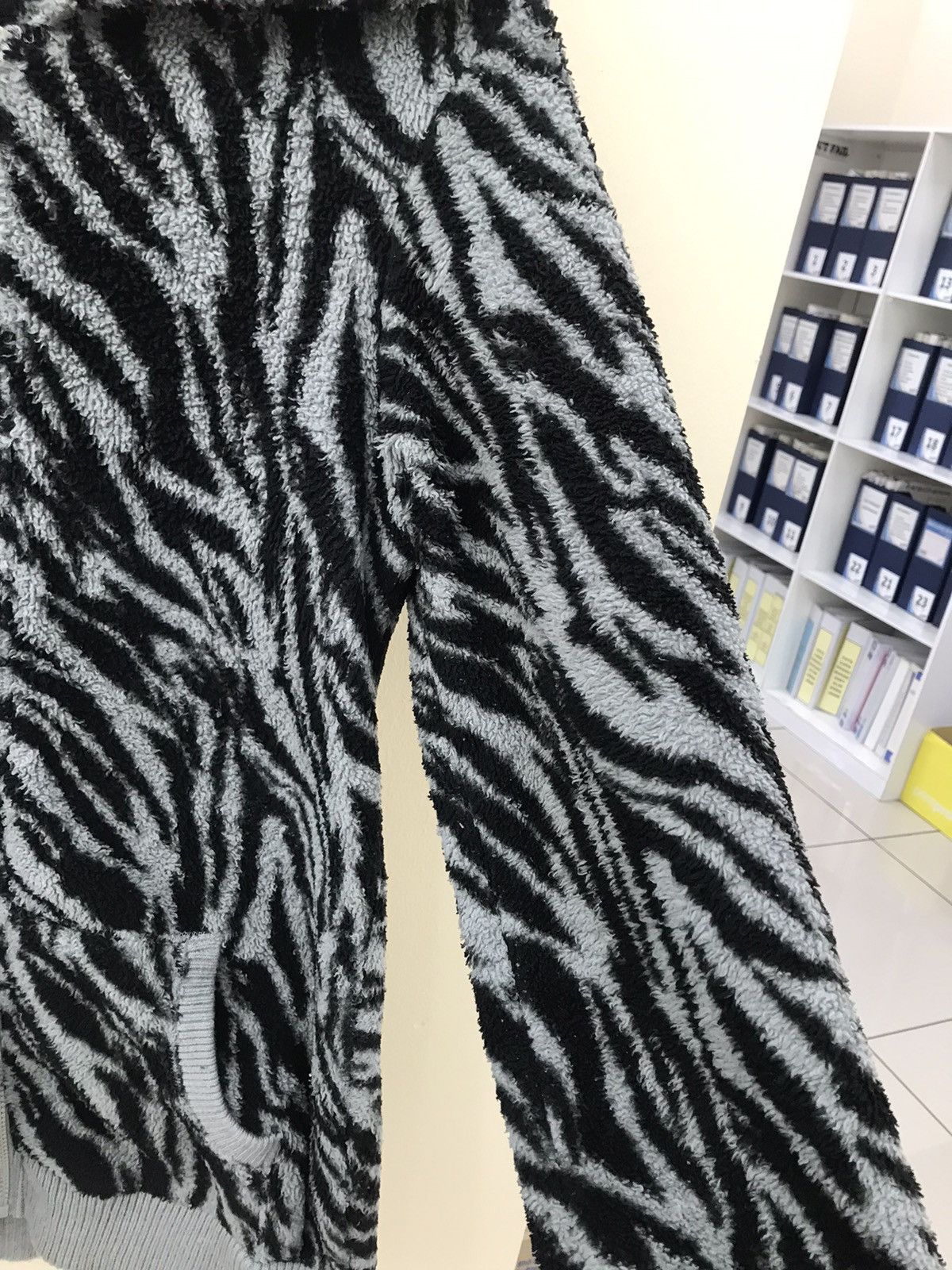 Japanese Brand 🔥 Zebra Print Fuzzy Hoodie Jacket – Size M 🔥 Size US M / EU 48-50 / 2 - 12 Thumbnail
