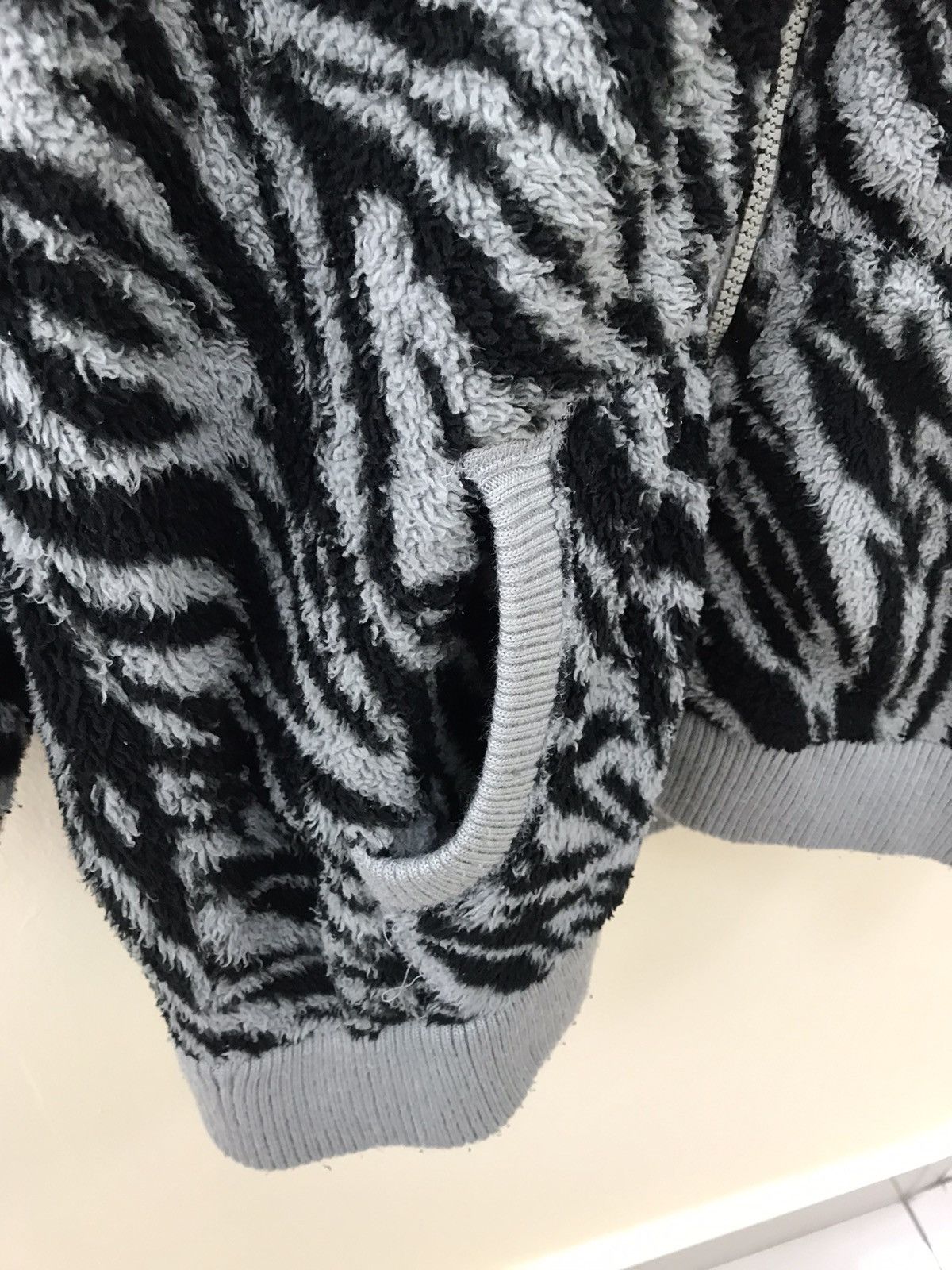 Japanese Brand 🔥 Zebra Print Fuzzy Hoodie Jacket – Size M 🔥 Size US M / EU 48-50 / 2 - 13 Thumbnail