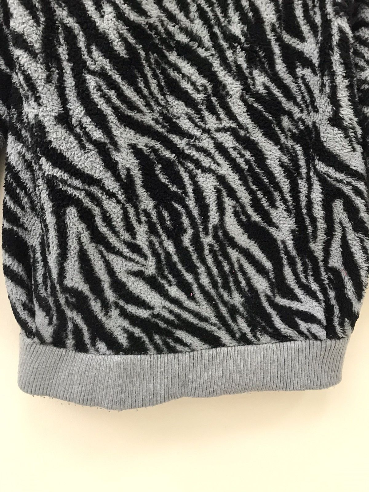 Japanese Brand 🔥 Zebra Print Fuzzy Hoodie Jacket – Size M 🔥 Size US M / EU 48-50 / 2 - 19 Thumbnail