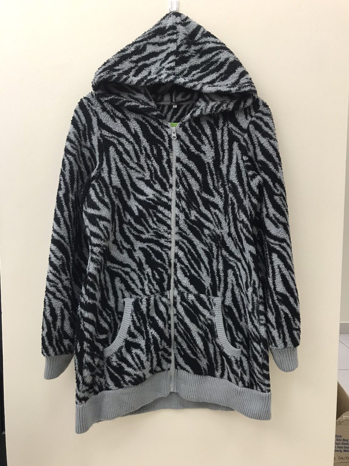 Japanese Brand 🔥 Zebra Print Fuzzy Hoodie Jacket – Size M 🔥 Size US M / EU 48-50 / 2 - 2 Thumbnail