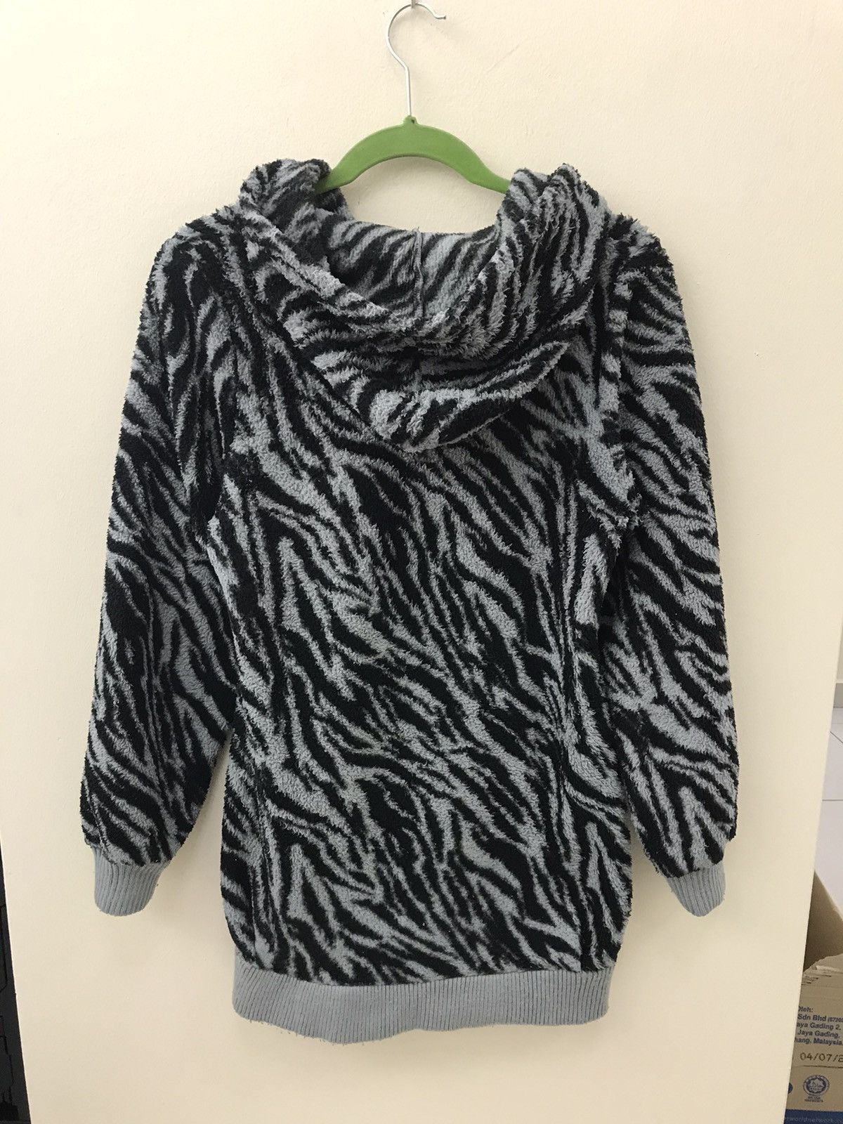 Japanese Brand 🔥 Zebra Print Fuzzy Hoodie Jacket – Size M 🔥 Size US M / EU 48-50 / 2 - 3 Thumbnail