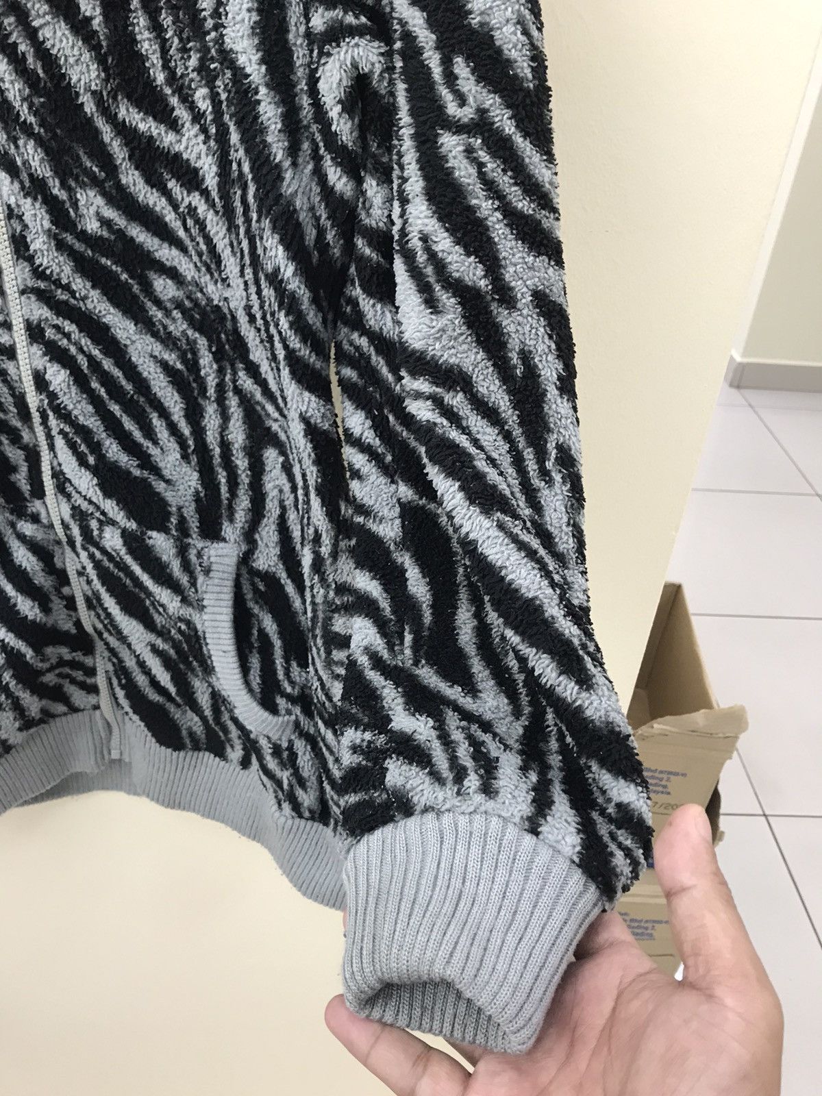 Japanese Brand 🔥 Zebra Print Fuzzy Hoodie Jacket – Size M 🔥 Size US M / EU 48-50 / 2 - 11 Thumbnail