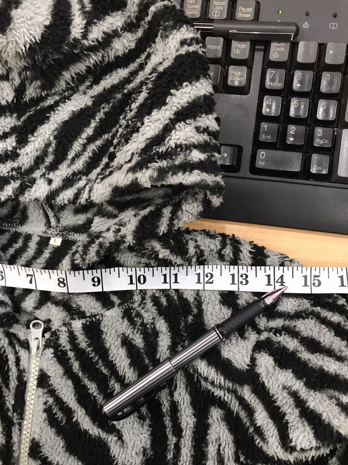 Japanese Brand 🔥 Zebra Print Fuzzy Hoodie Jacket – Size M 🔥 Size US M / EU 48-50 / 2 - 22 Thumbnail