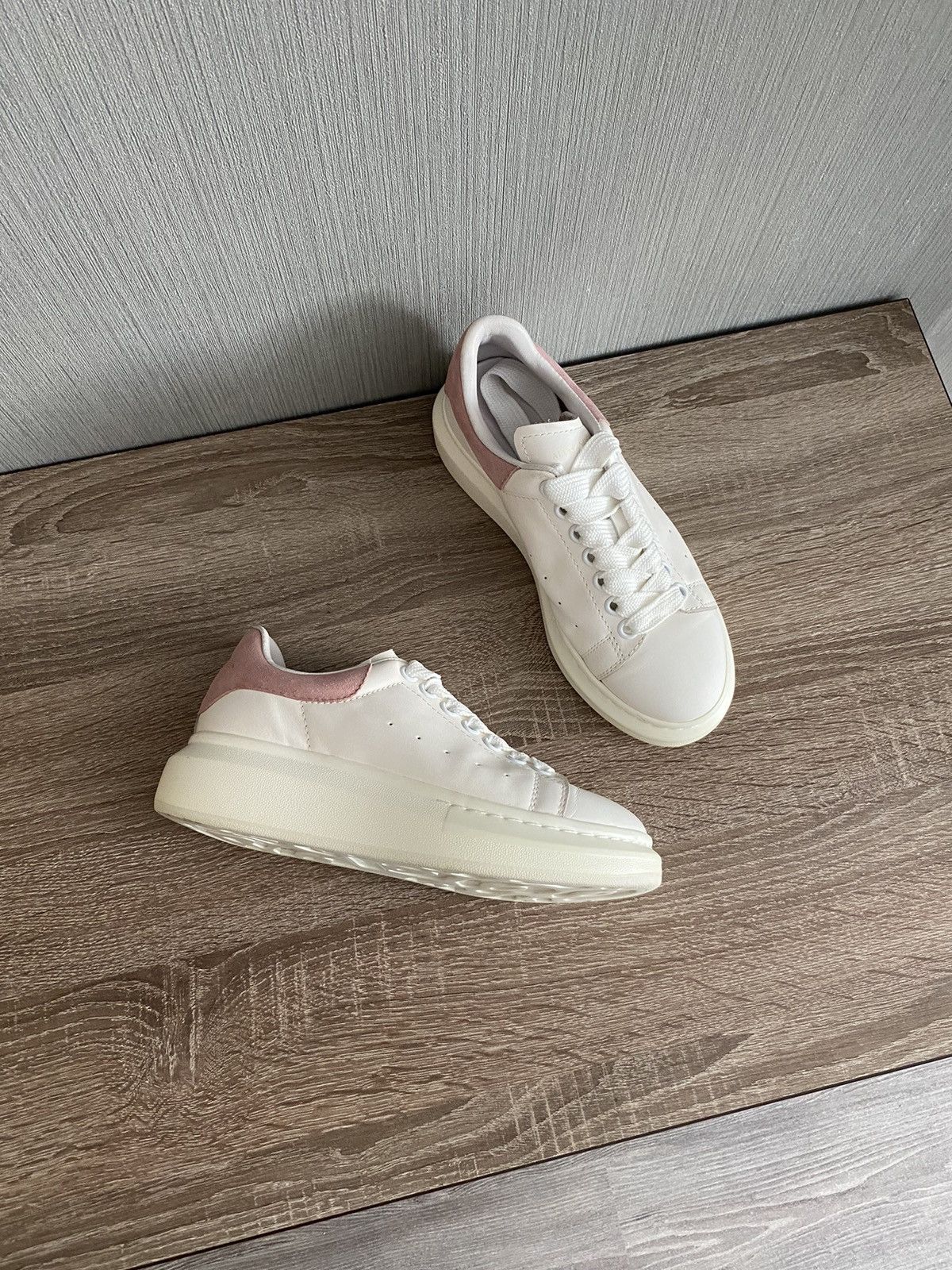Alexander McQueen Alexander Mcqueen White Pink sneakers Size US 7 / IT 37 - 1 Thumbnail