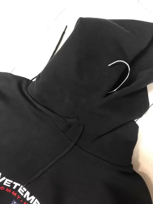 Vetements tommy best sale hilfiger hoodie black