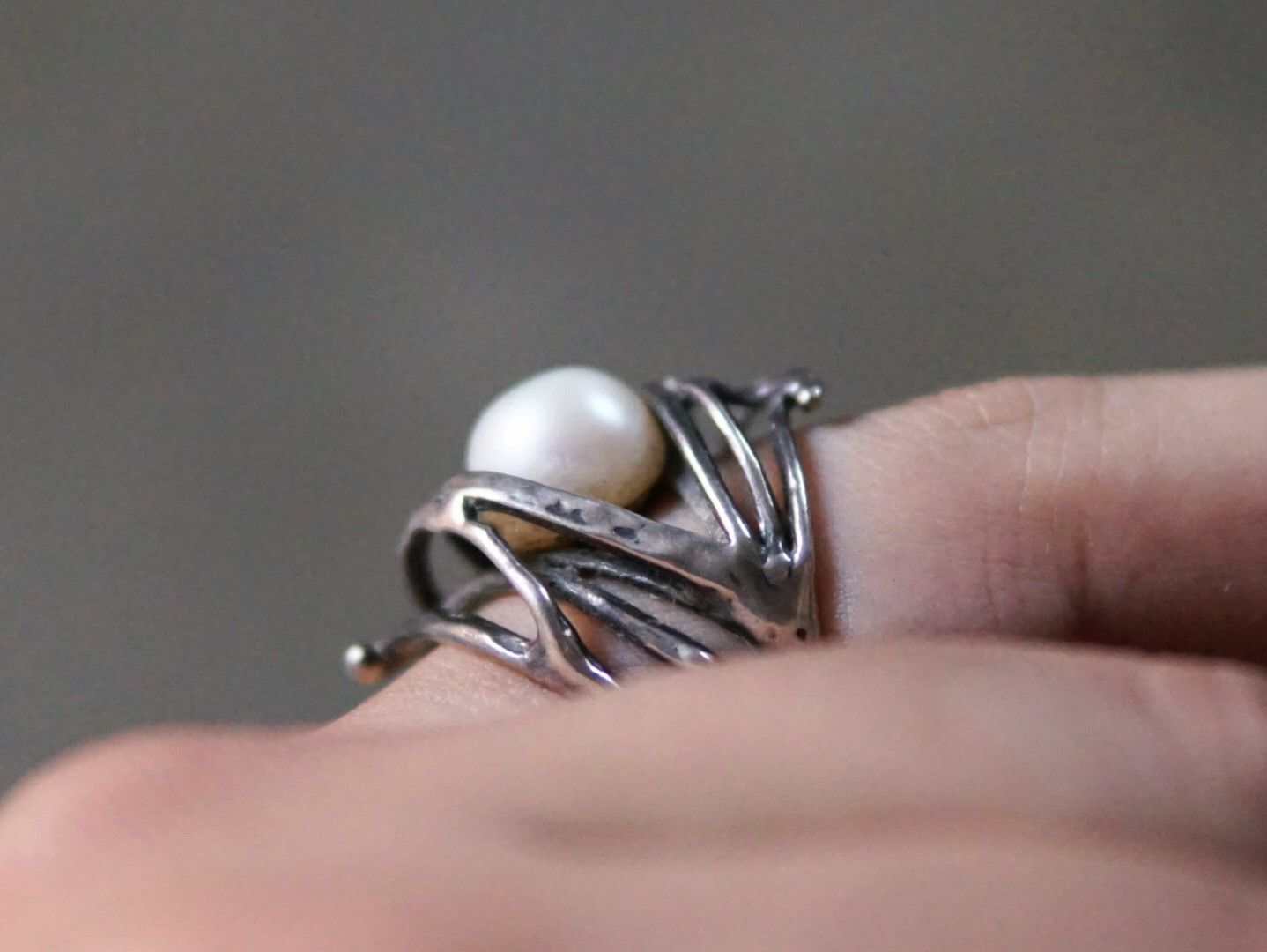 Jewelry Sterling Silver Ring Pearl Size 7.5 Modern Avant Garde 9.1g Size ONE SIZE - 10 Thumbnail