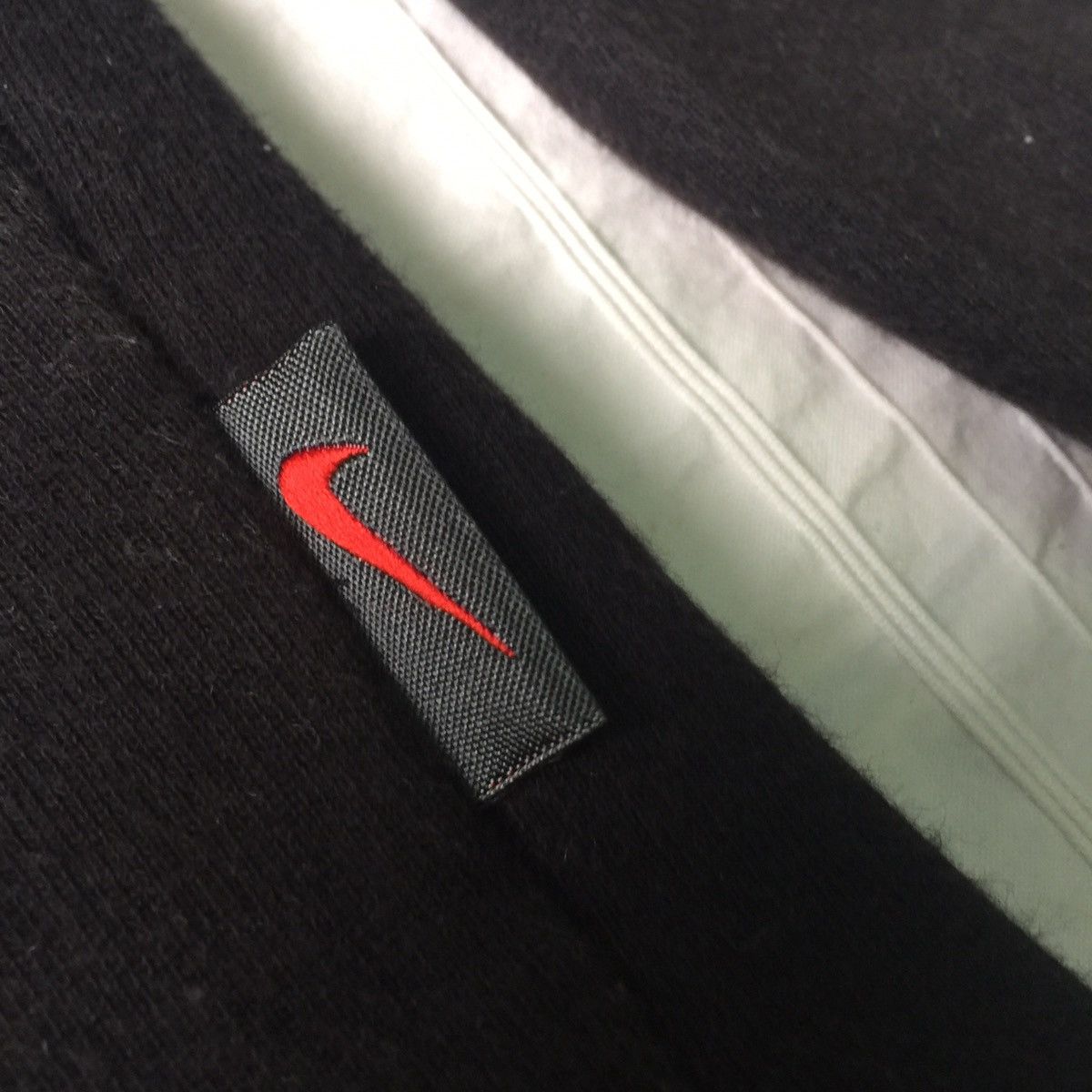 Nike Vintage Nike Sweatshirt Red Swoosh Embroidered Size US L / EU 52-54 / 3 - 7 Thumbnail