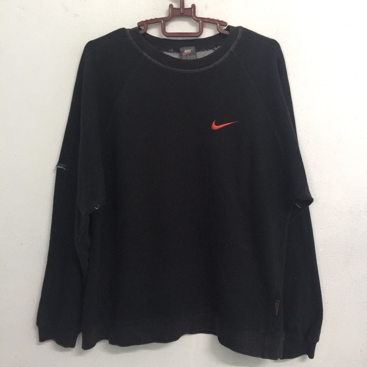 Nike Vintage Nike Sweatshirt Red Swoosh Embroidered Size US L / EU 52-54 / 3 - 1 Thumbnail