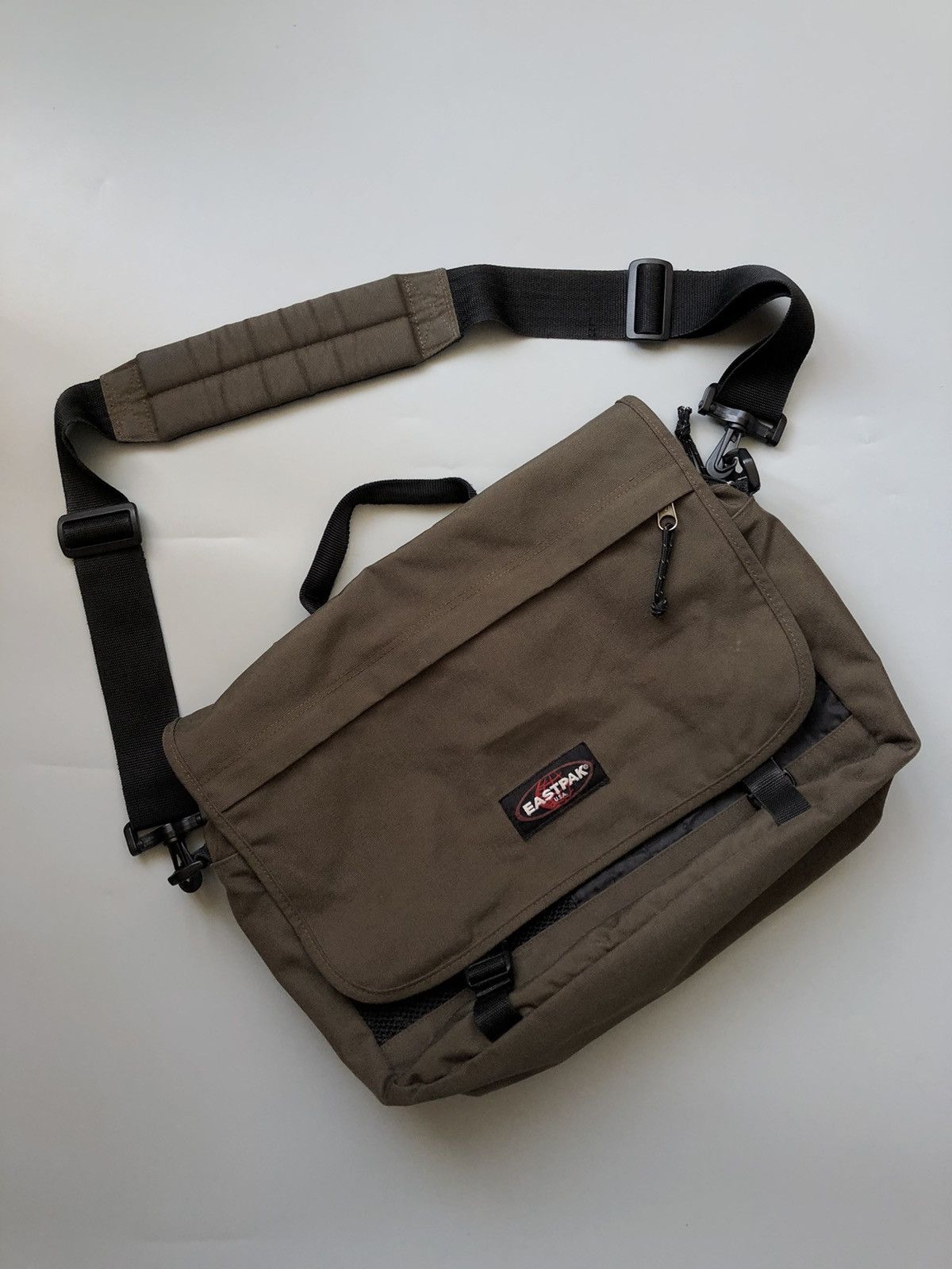 Sac Eastpak Messenger Vintage – Couleur écru Et Noir – Unisexe – Bon état