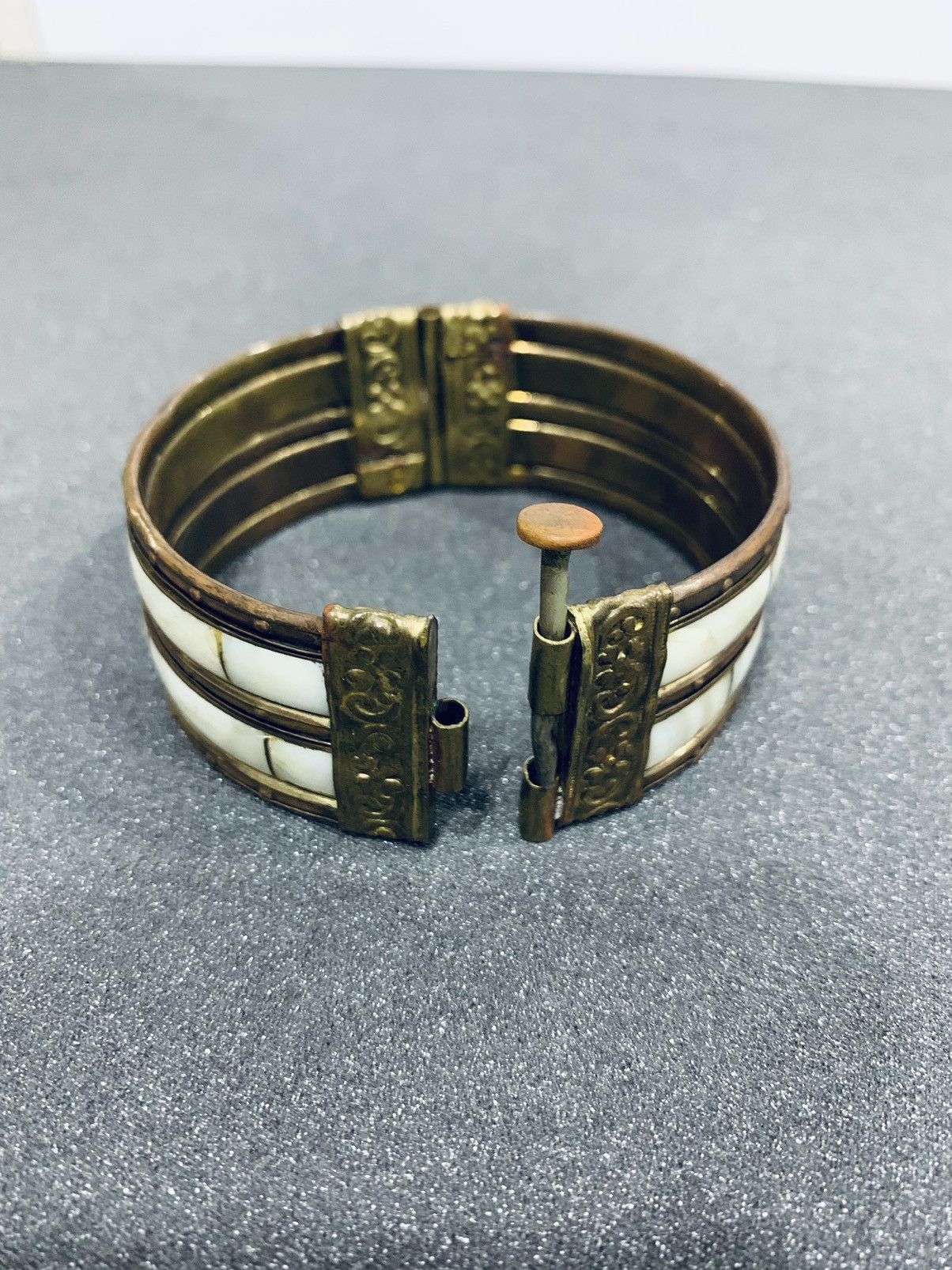 Vintage VTG 1970s MOP SHELL BRASS HINGED BRACELET Size ONE SIZE - 4 Thumbnail